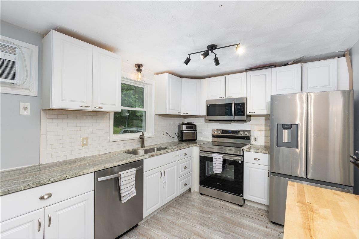 29 Olde Country Village Rd, Londonderry, NH 03053