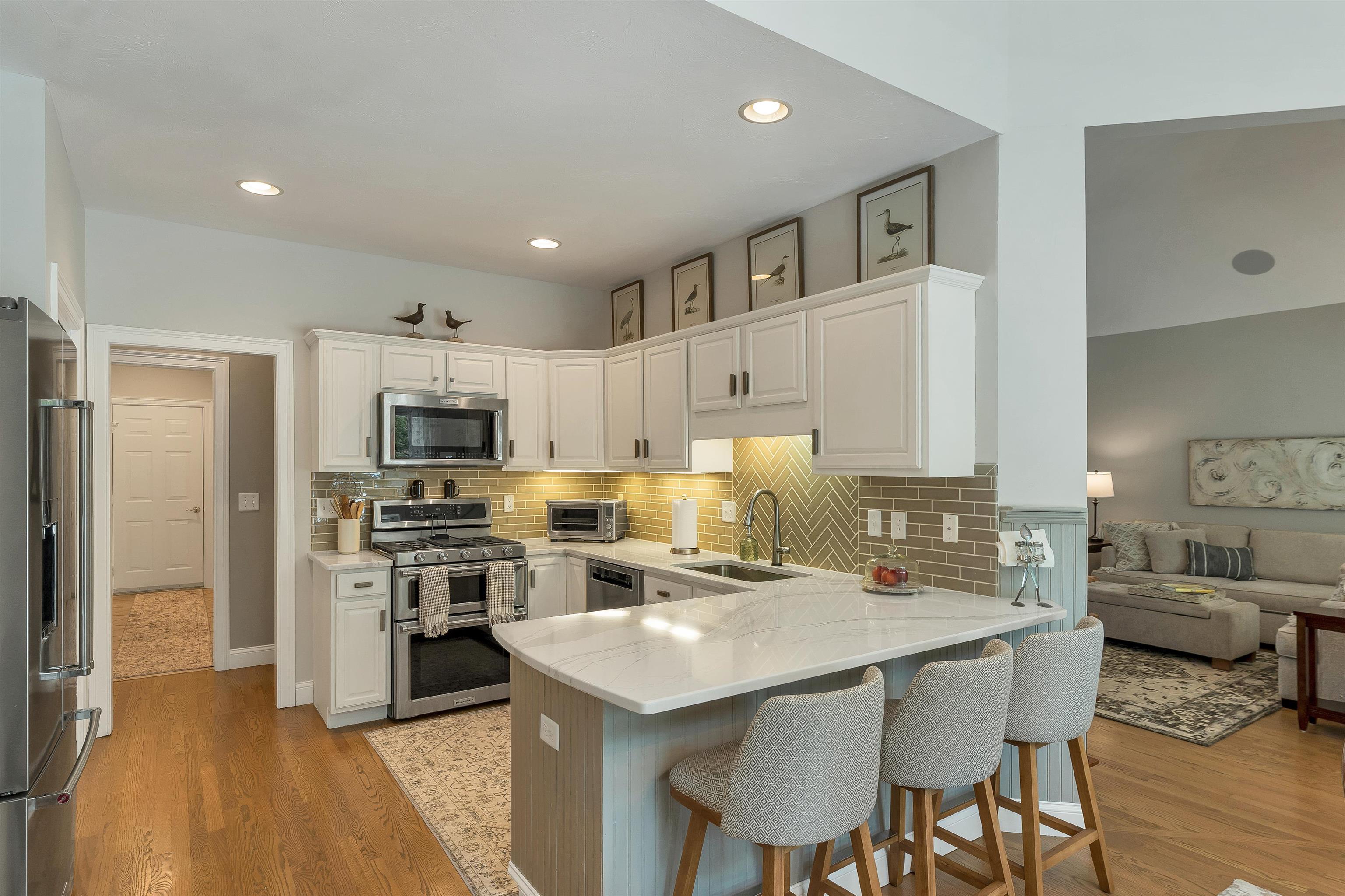 27 Sandpiper Ln, Merrimack, NH 03054