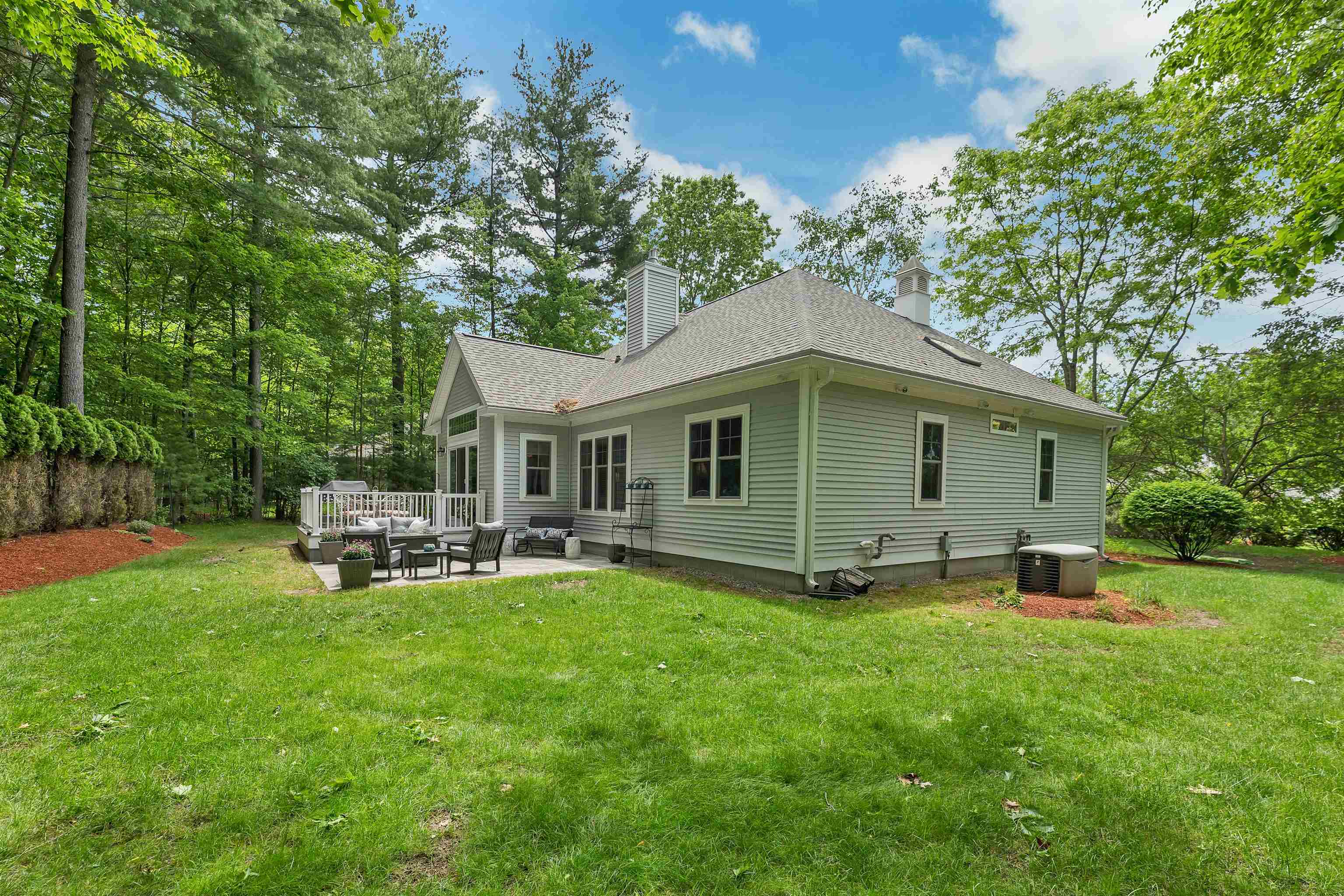 27 Sandpiper Ln, Merrimack, NH 03054
