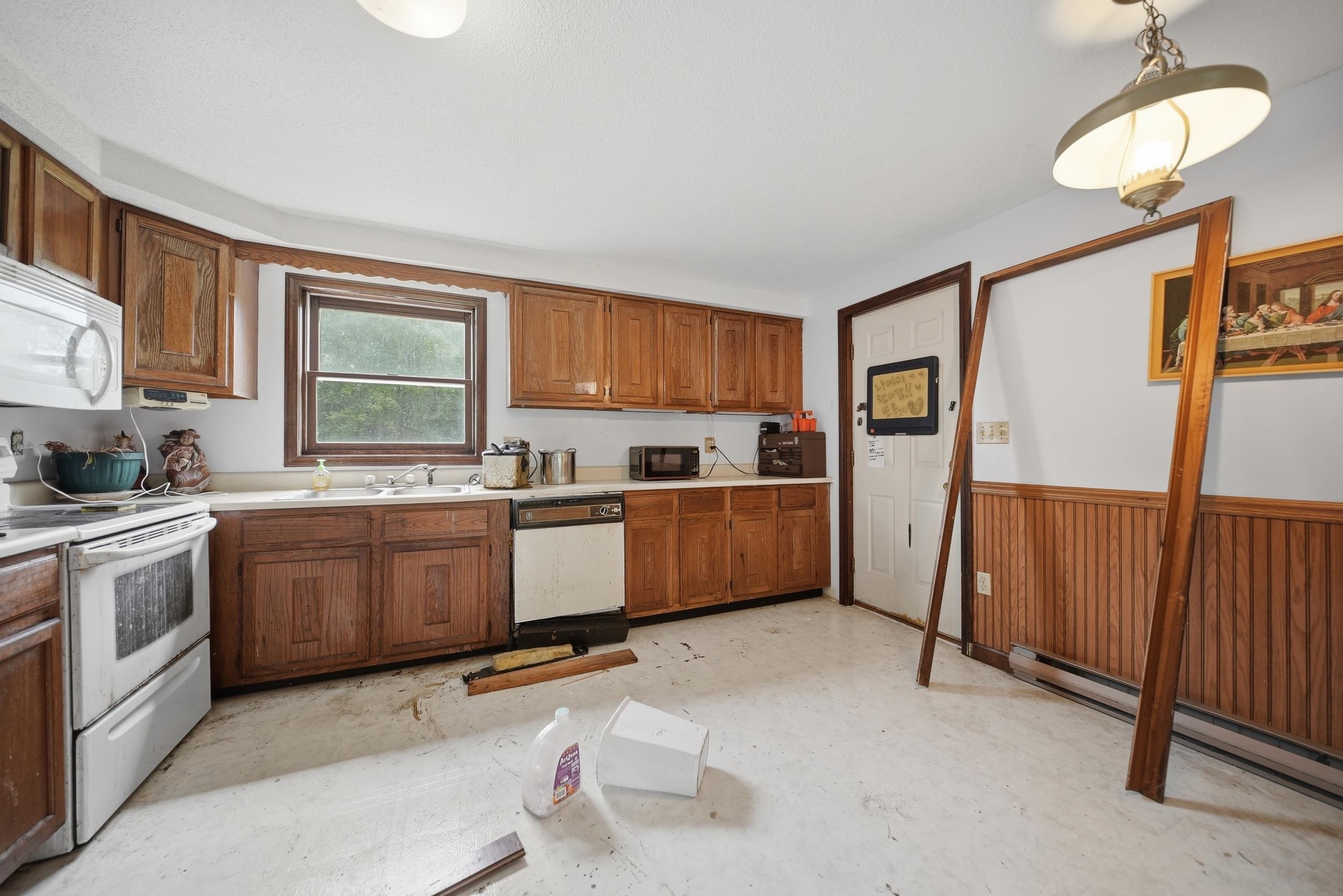 13 Sunnyside Ln, Derry, NH 03038
