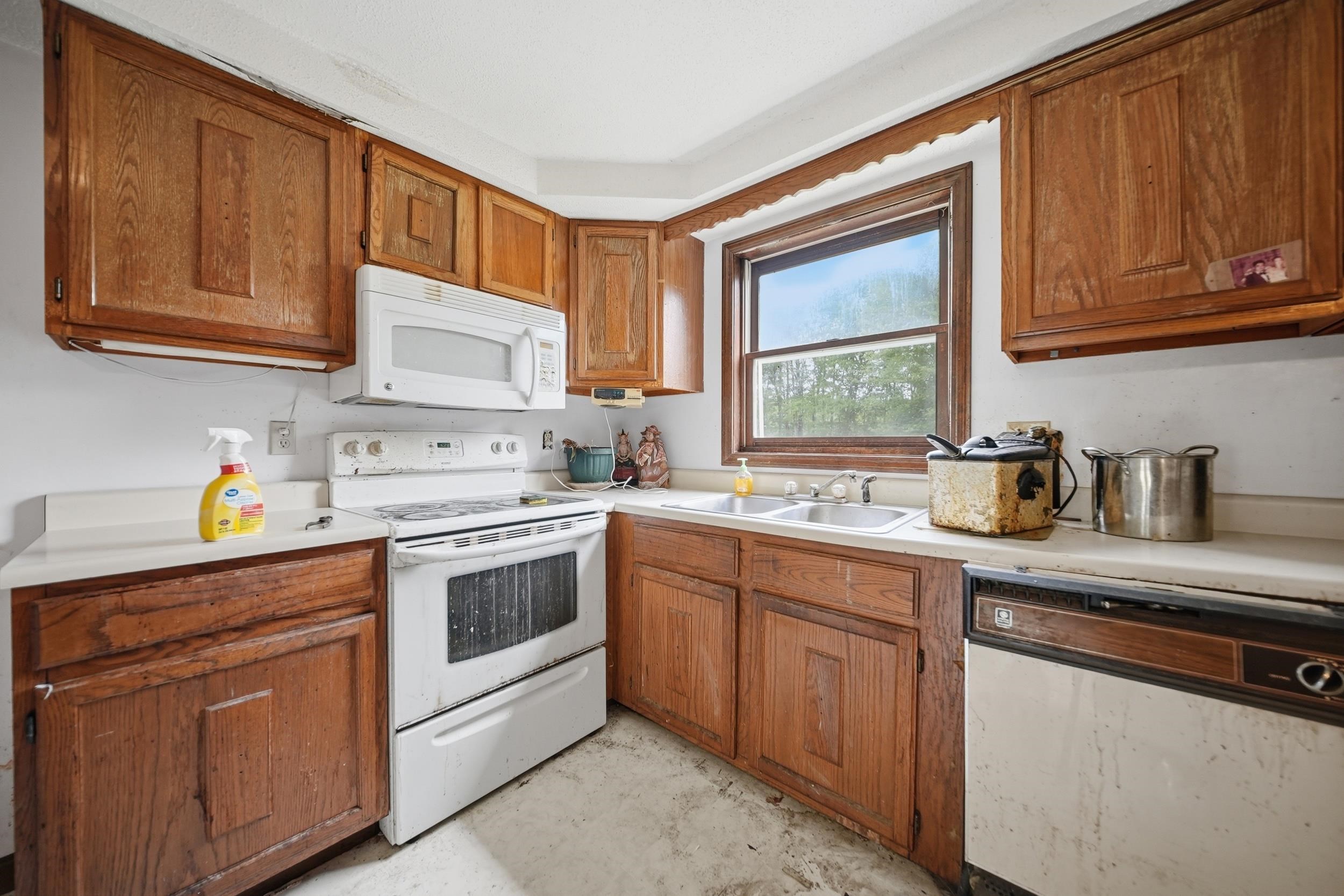 13 Sunnyside Ln, Derry, NH 03038