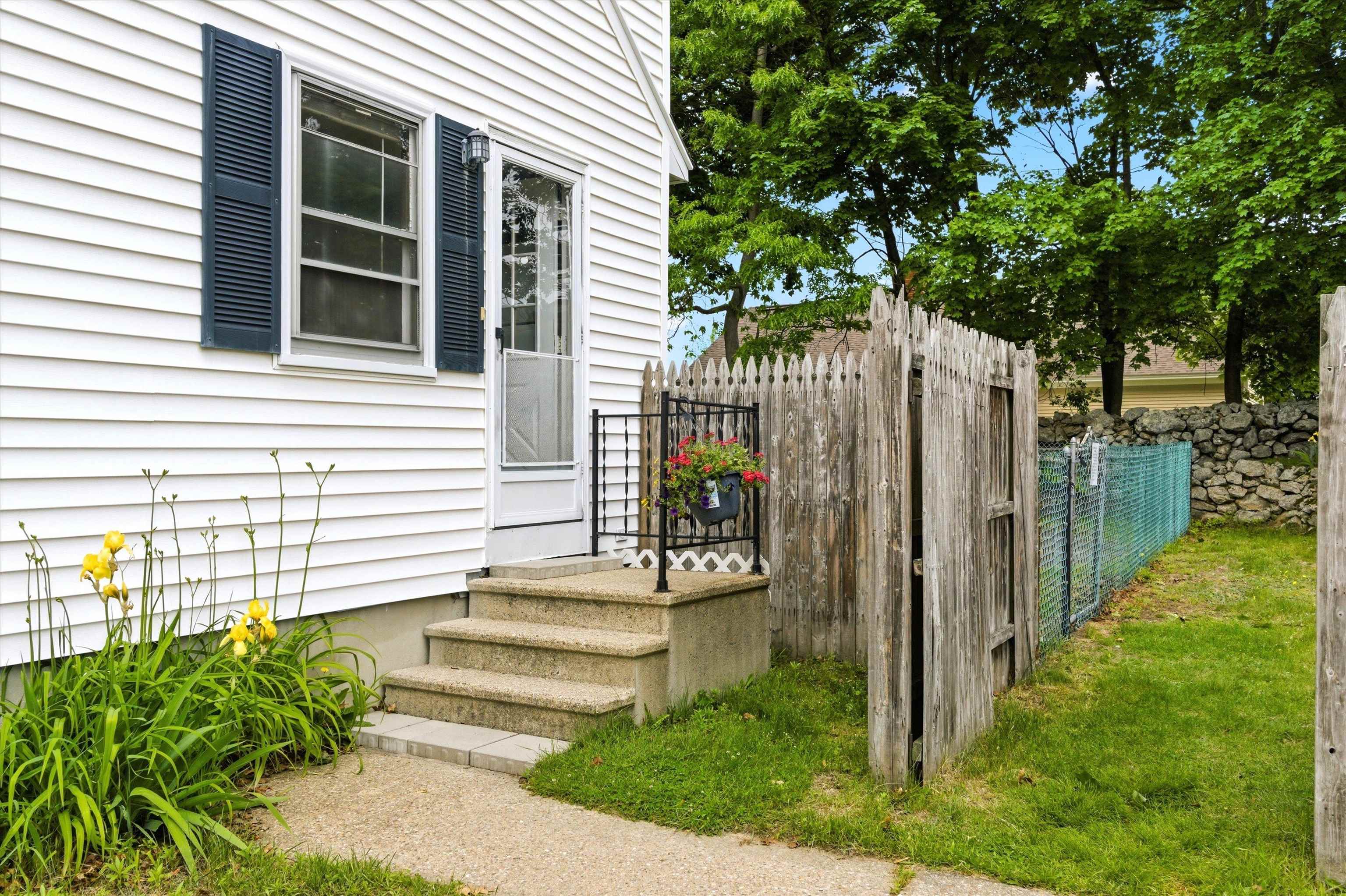 184 Green Acres Dr, Manchester, NH 03109