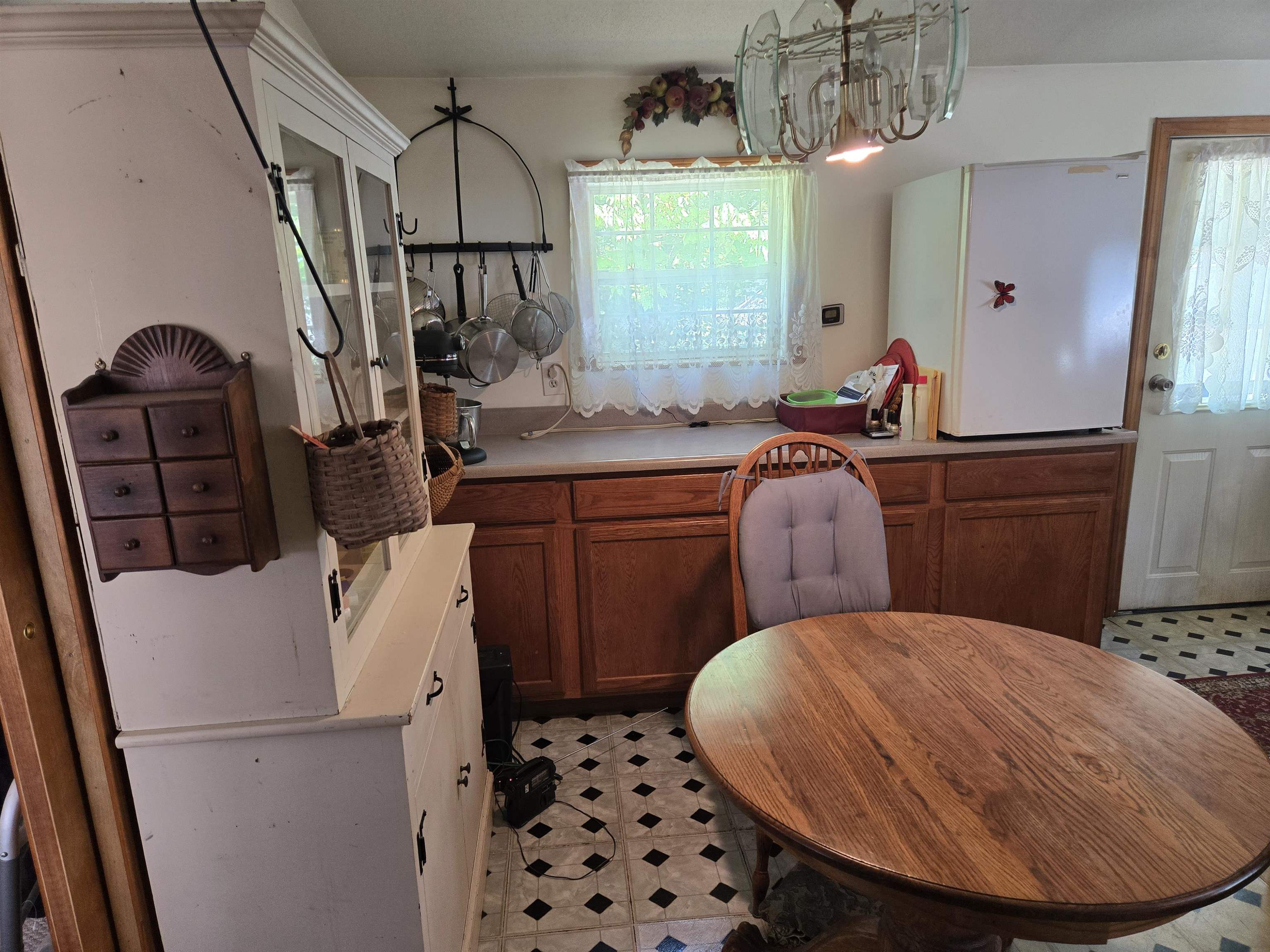 Small Eating area in the kitchen 25438944