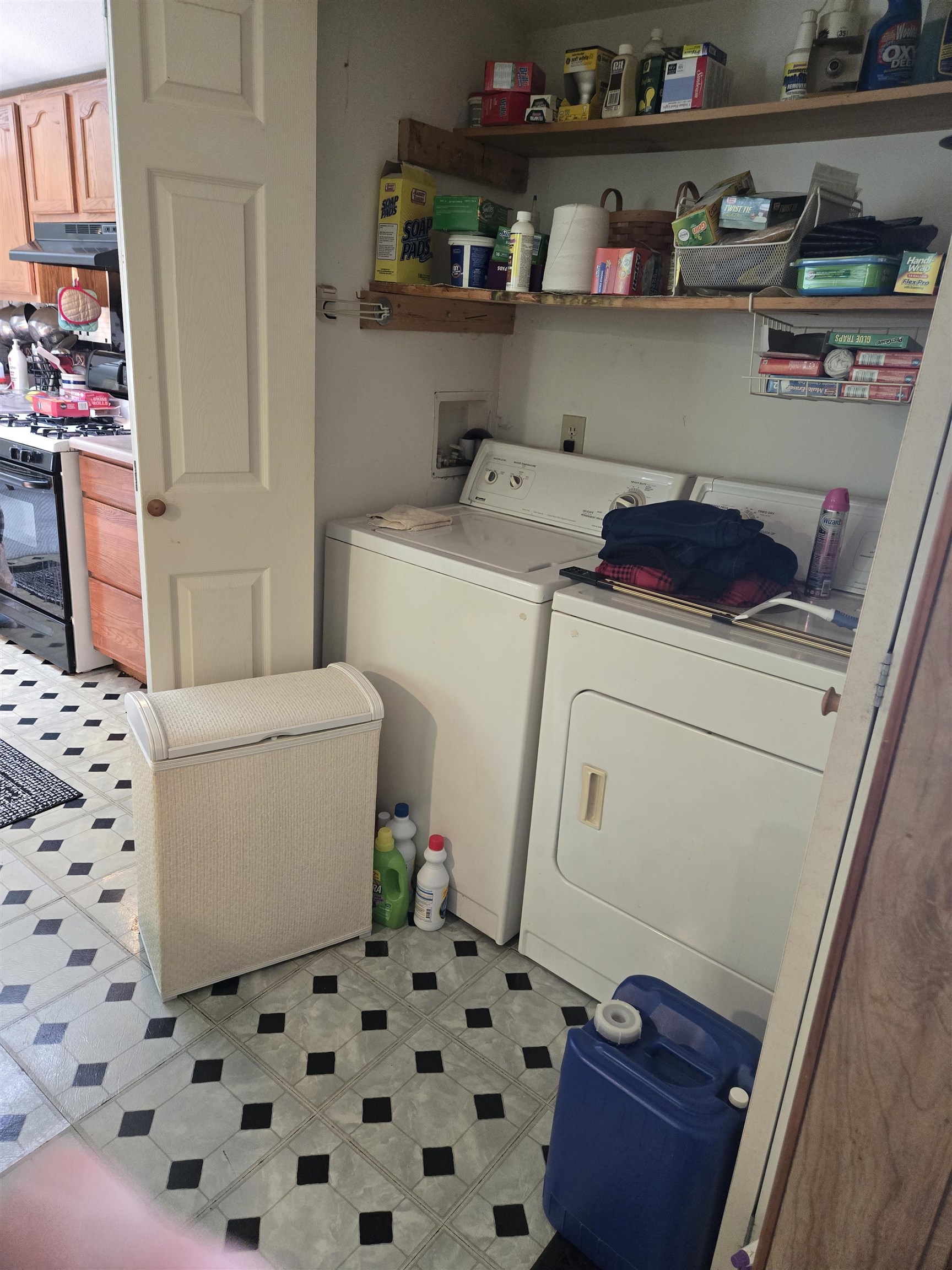 Laundry Area - end of kitchen 25438940