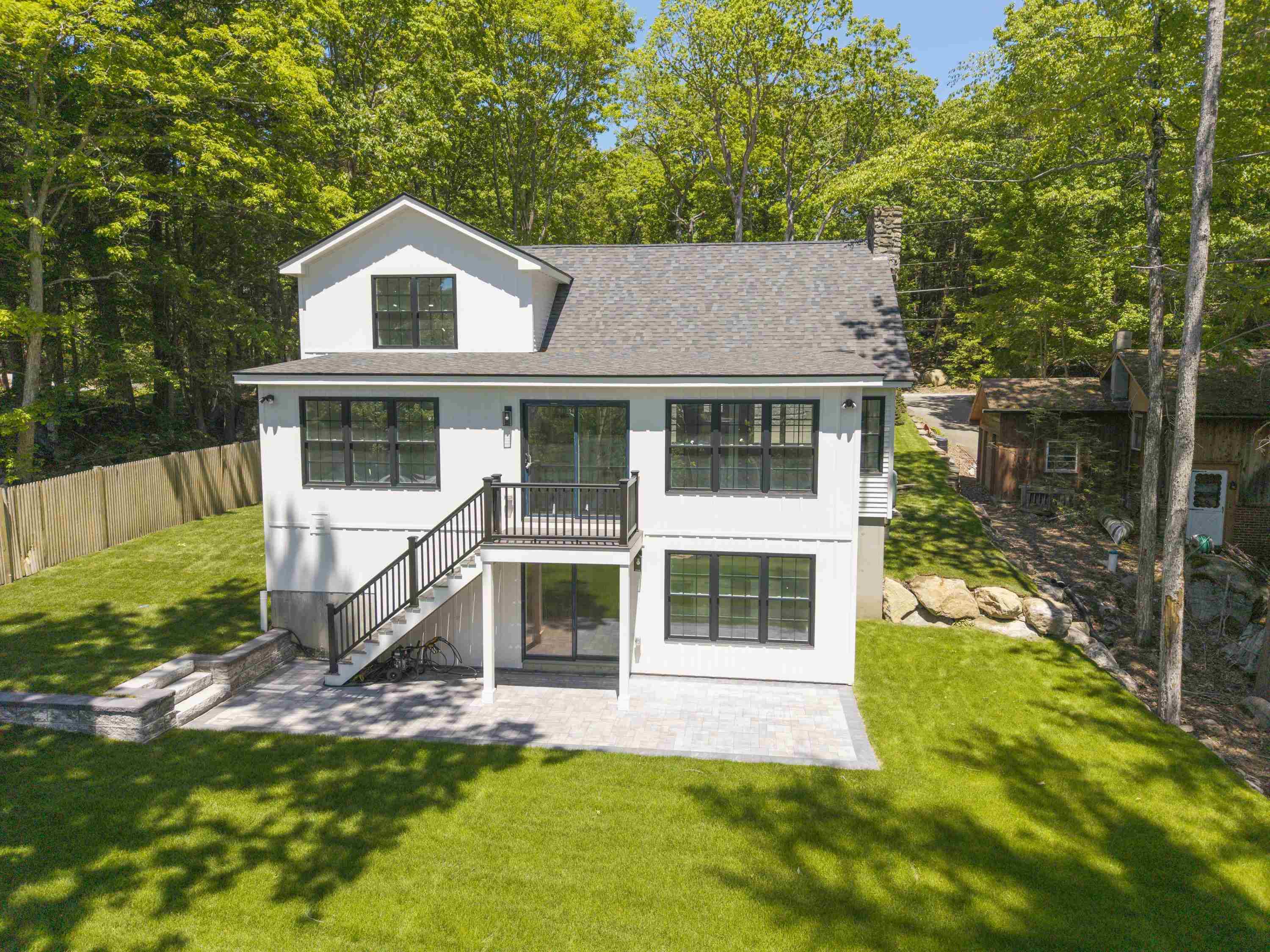 39 Lakeview Dr, Nottingham, NH 03290