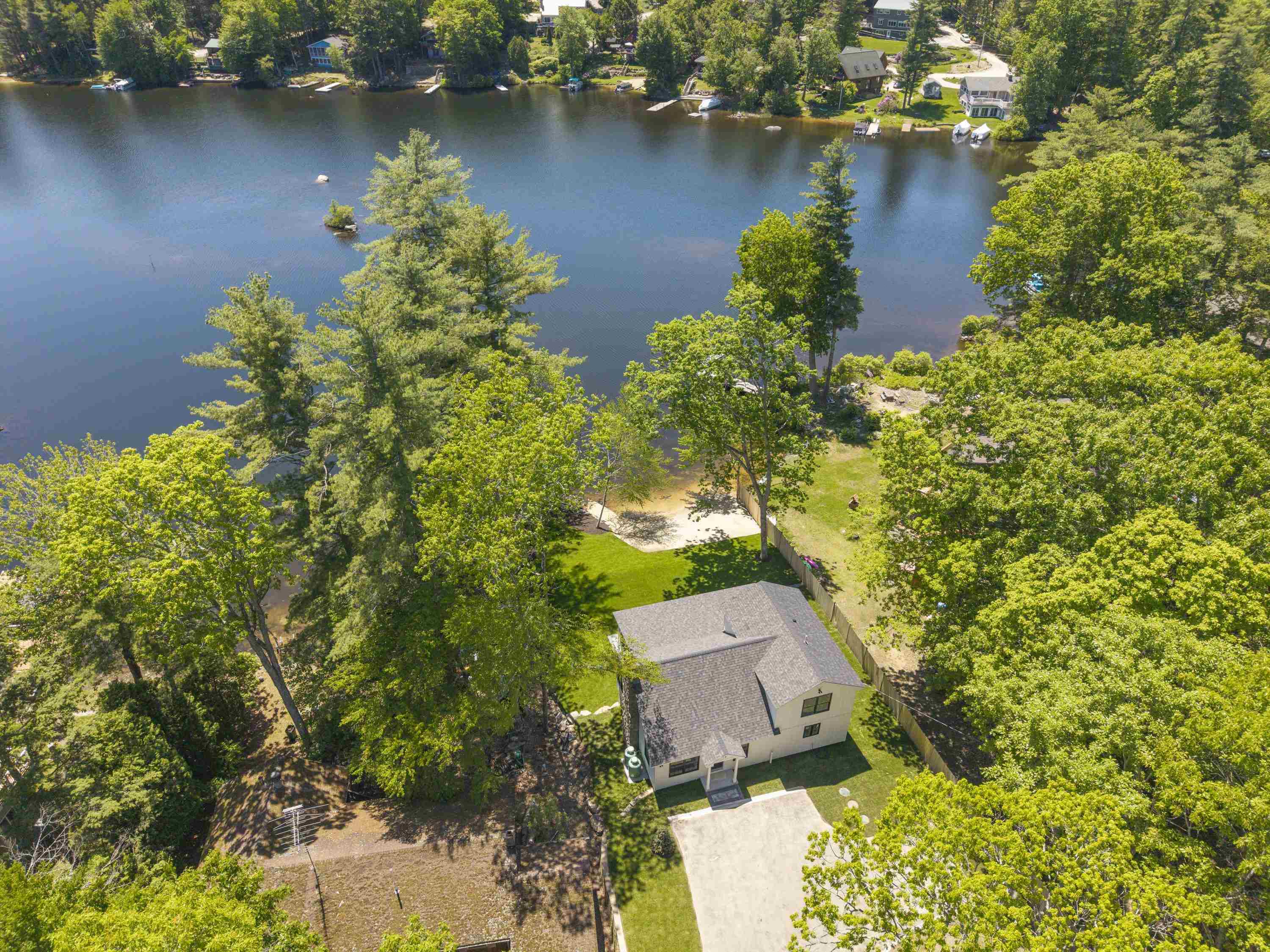 39 Lakeview Dr, Nottingham, NH 03290