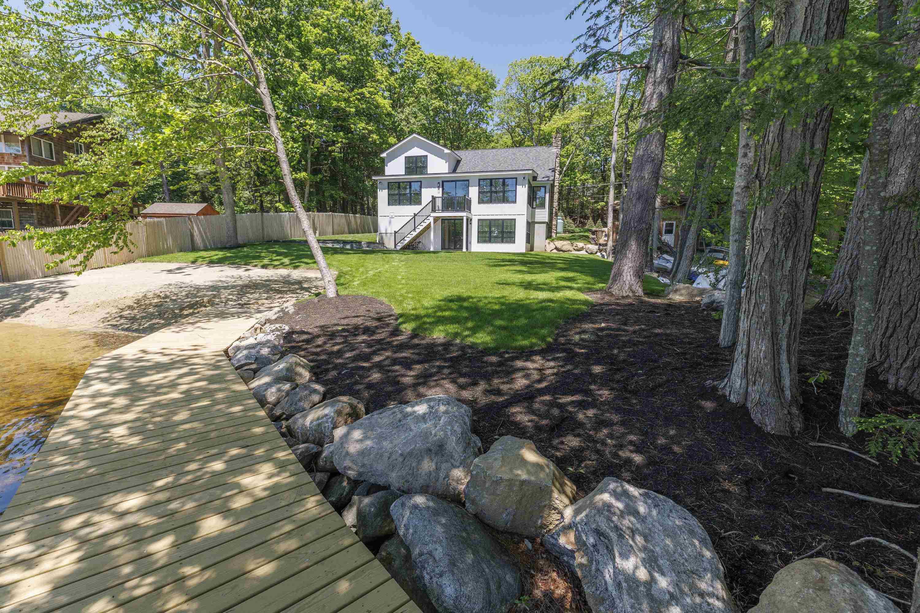 39 Lakeview Dr, Nottingham, NH 03290