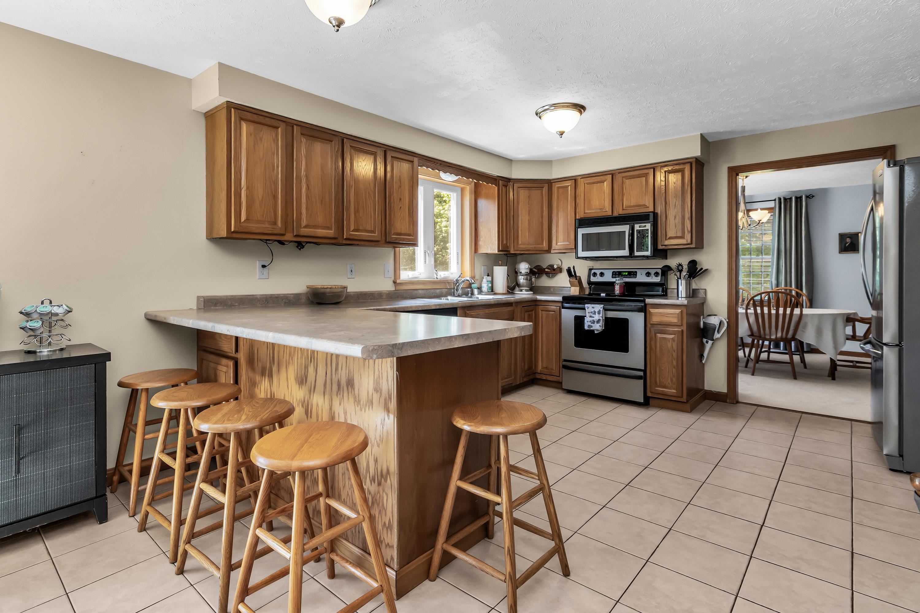 11 Nutfield Dr, Londonderry, NH 03053