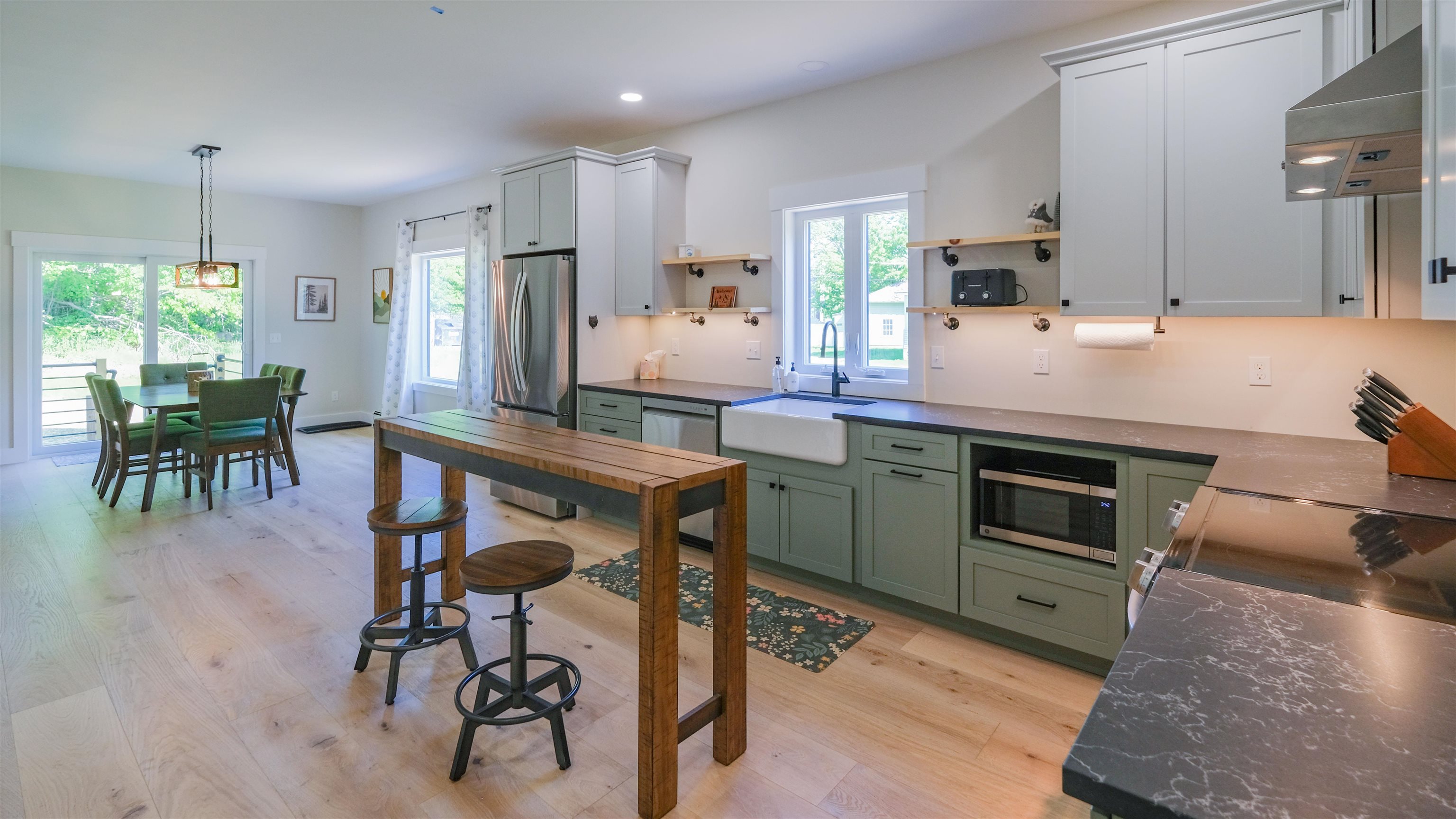 Roomy kitchen 25416896
