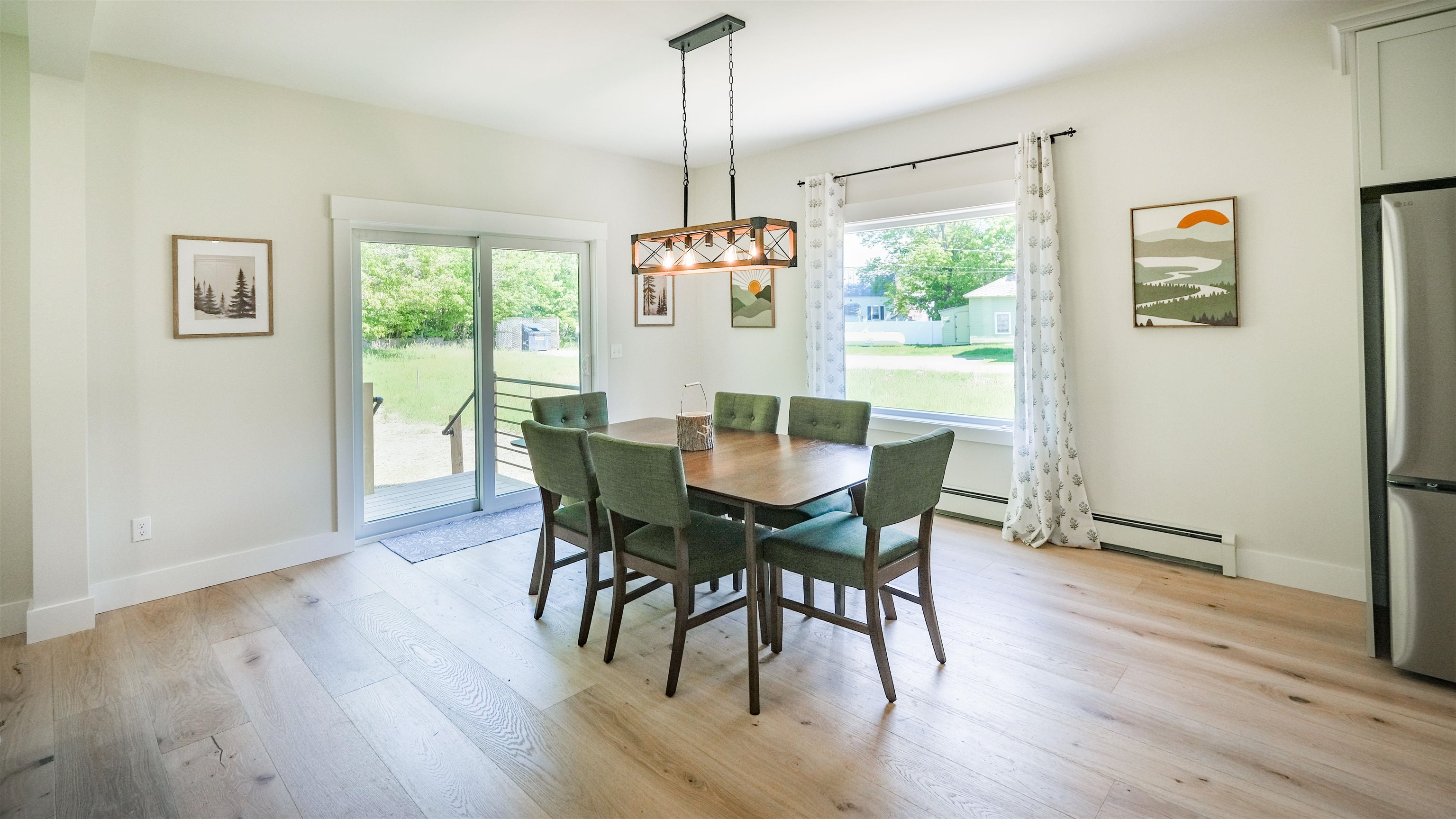 Dining with slider to back yard 25416843