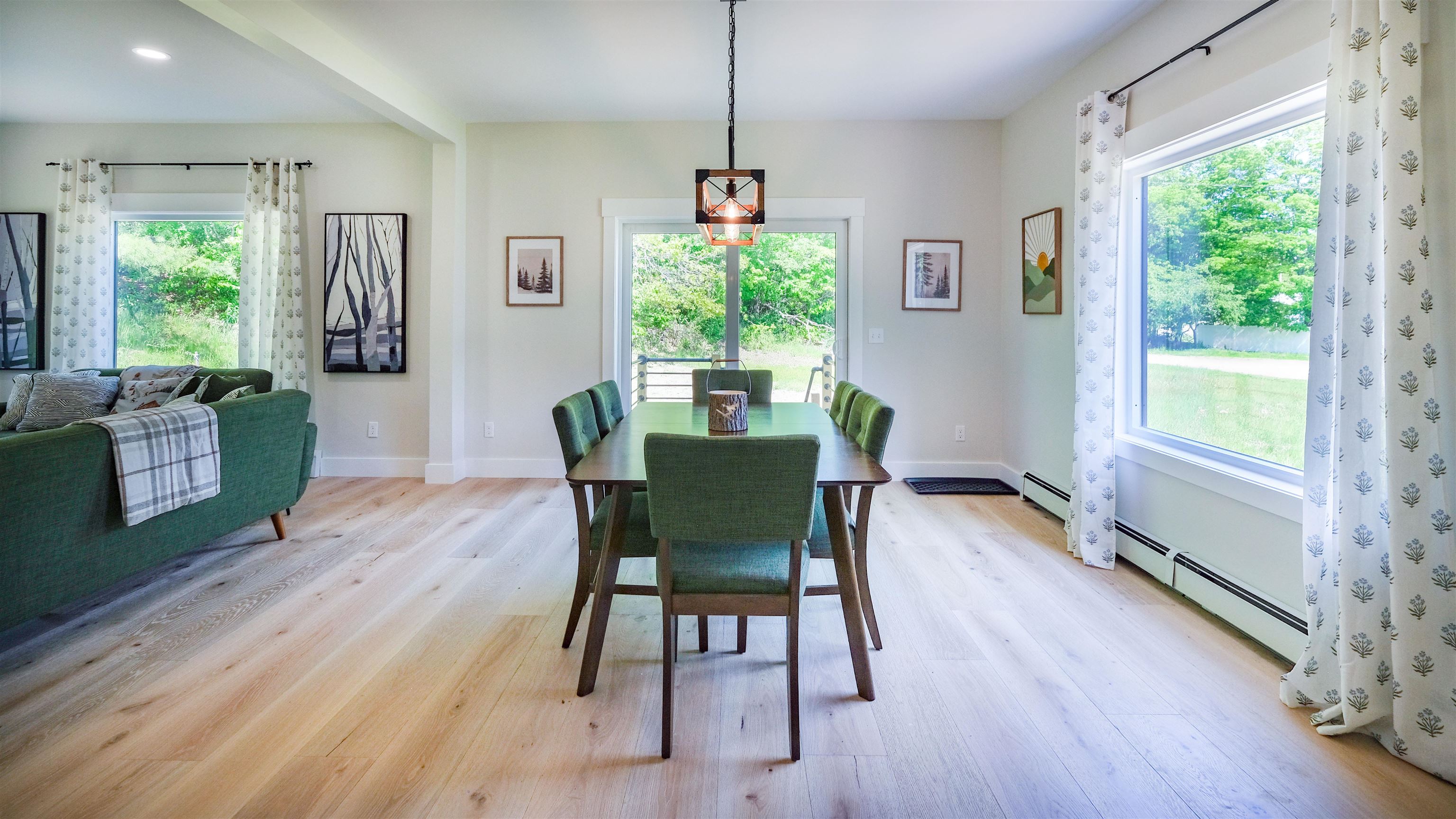 Dining area with room to grow 25416844