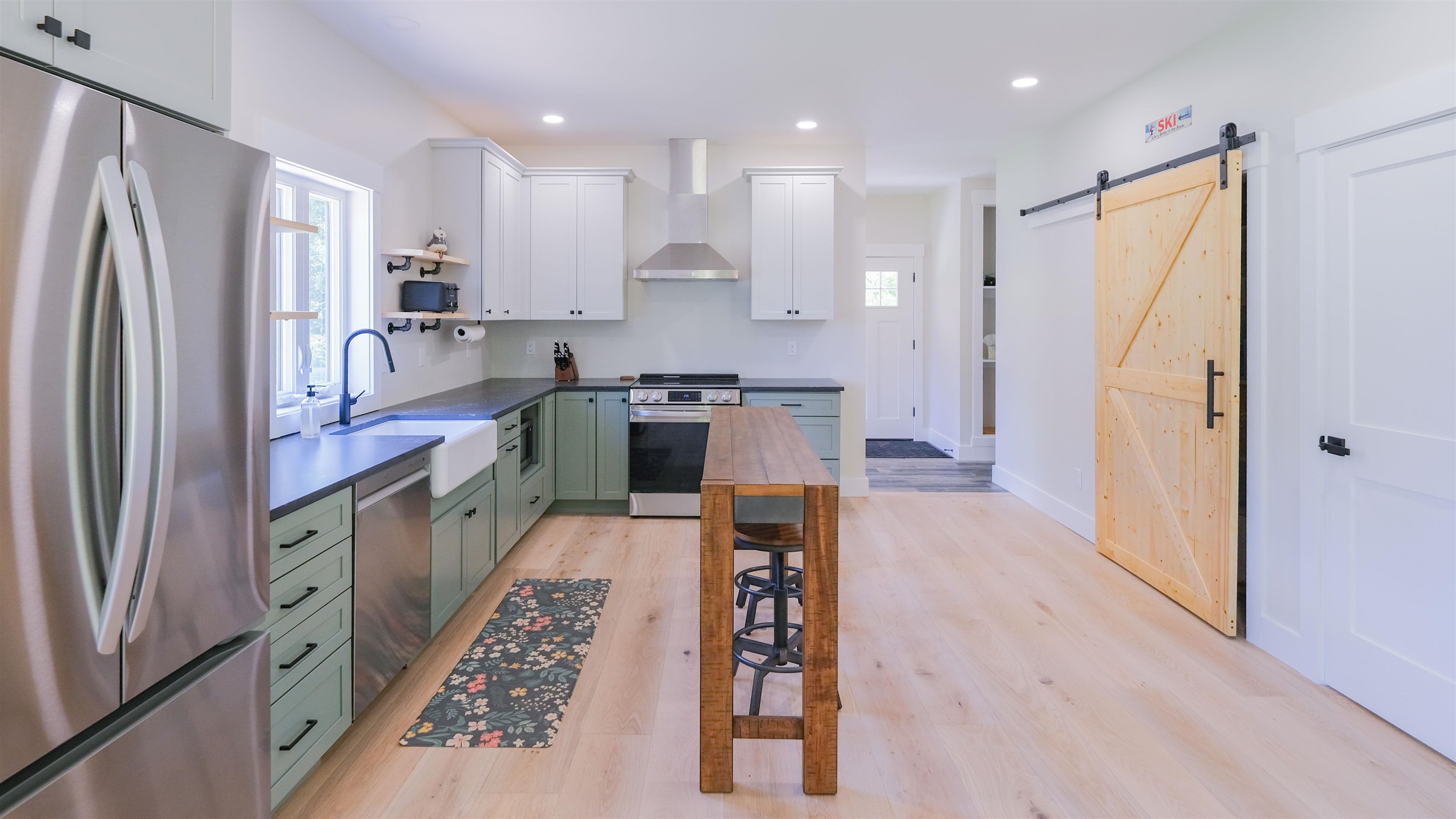 Plenty of counter space 25416840