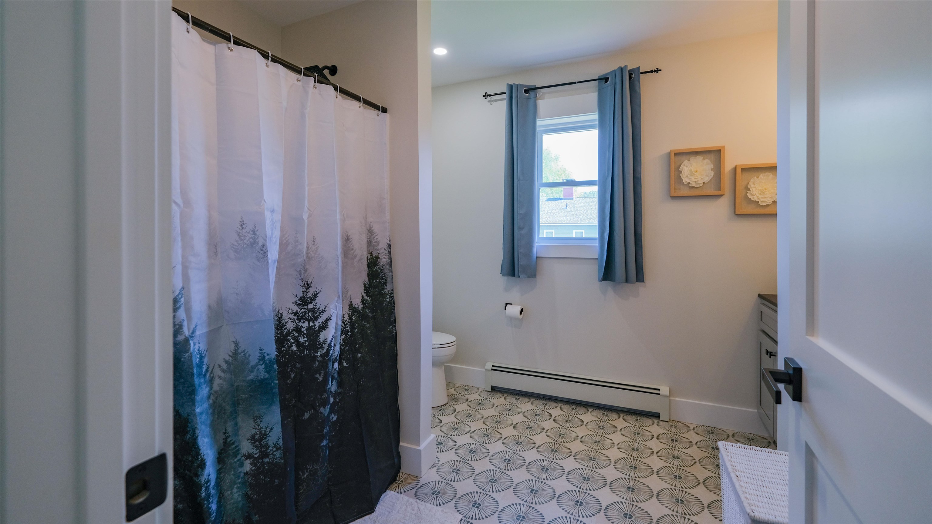 Upper hall bath 25416879