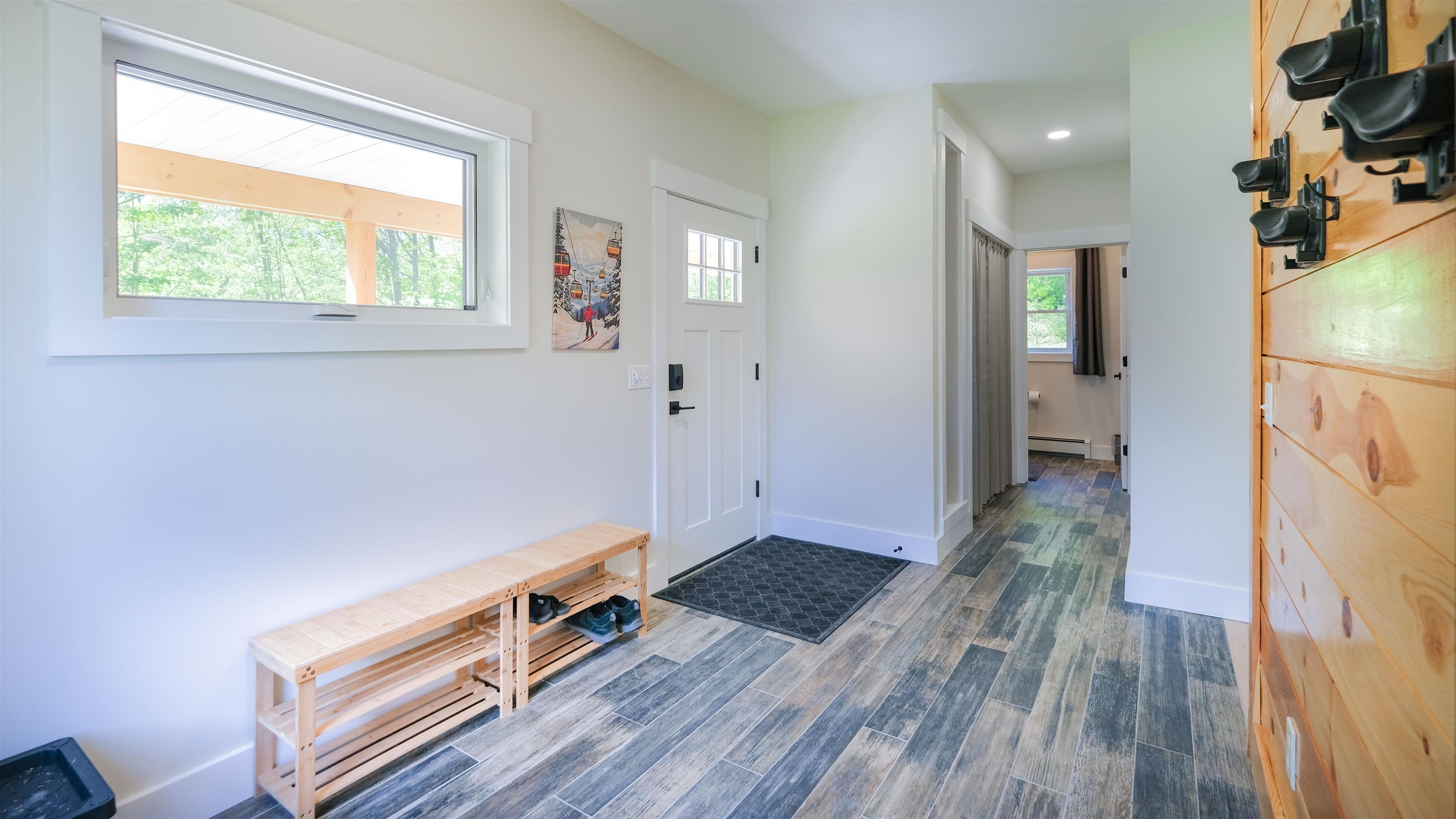 Tiled mudroom 25416831