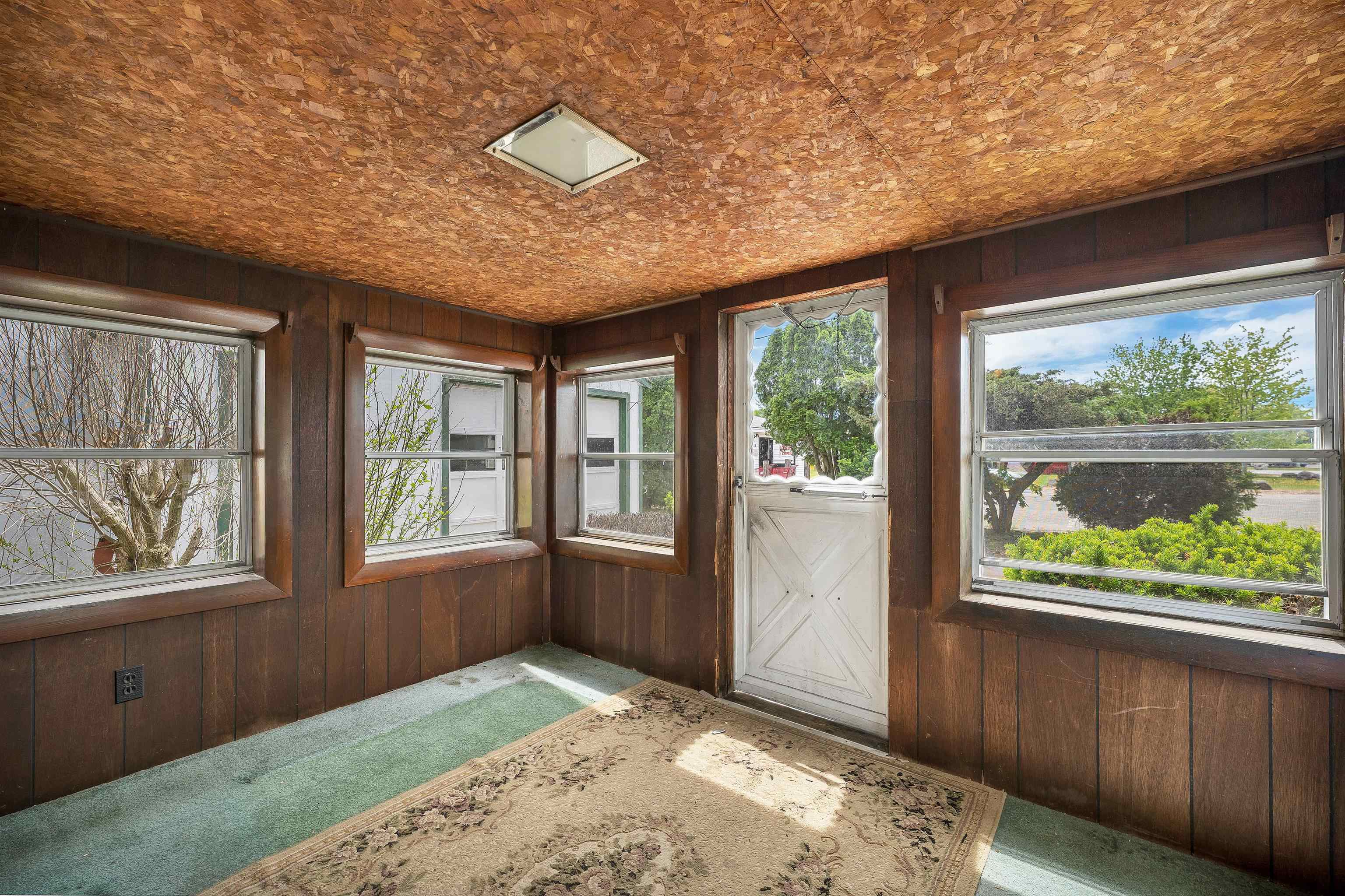 13 Elm St, Epping, NH 03042