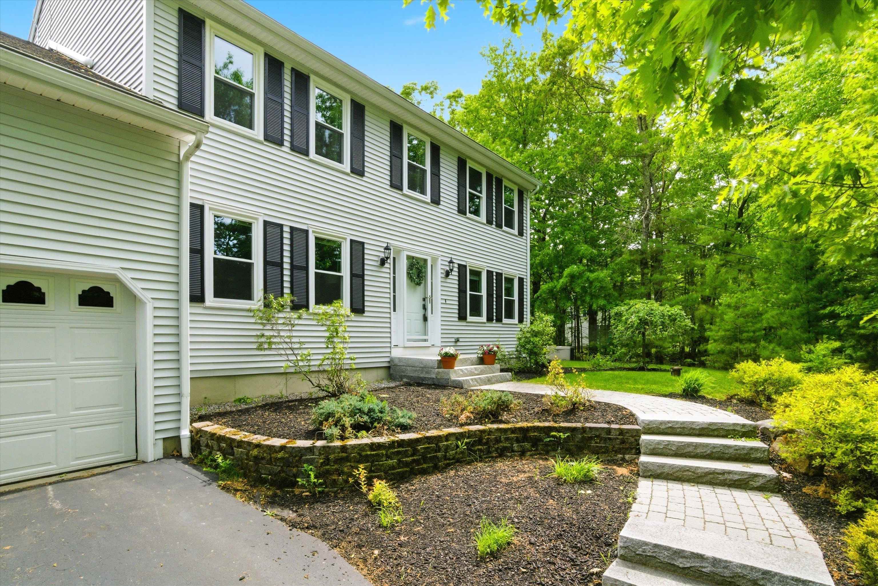 101 Ginger Dr, Goffstown, NH 03045