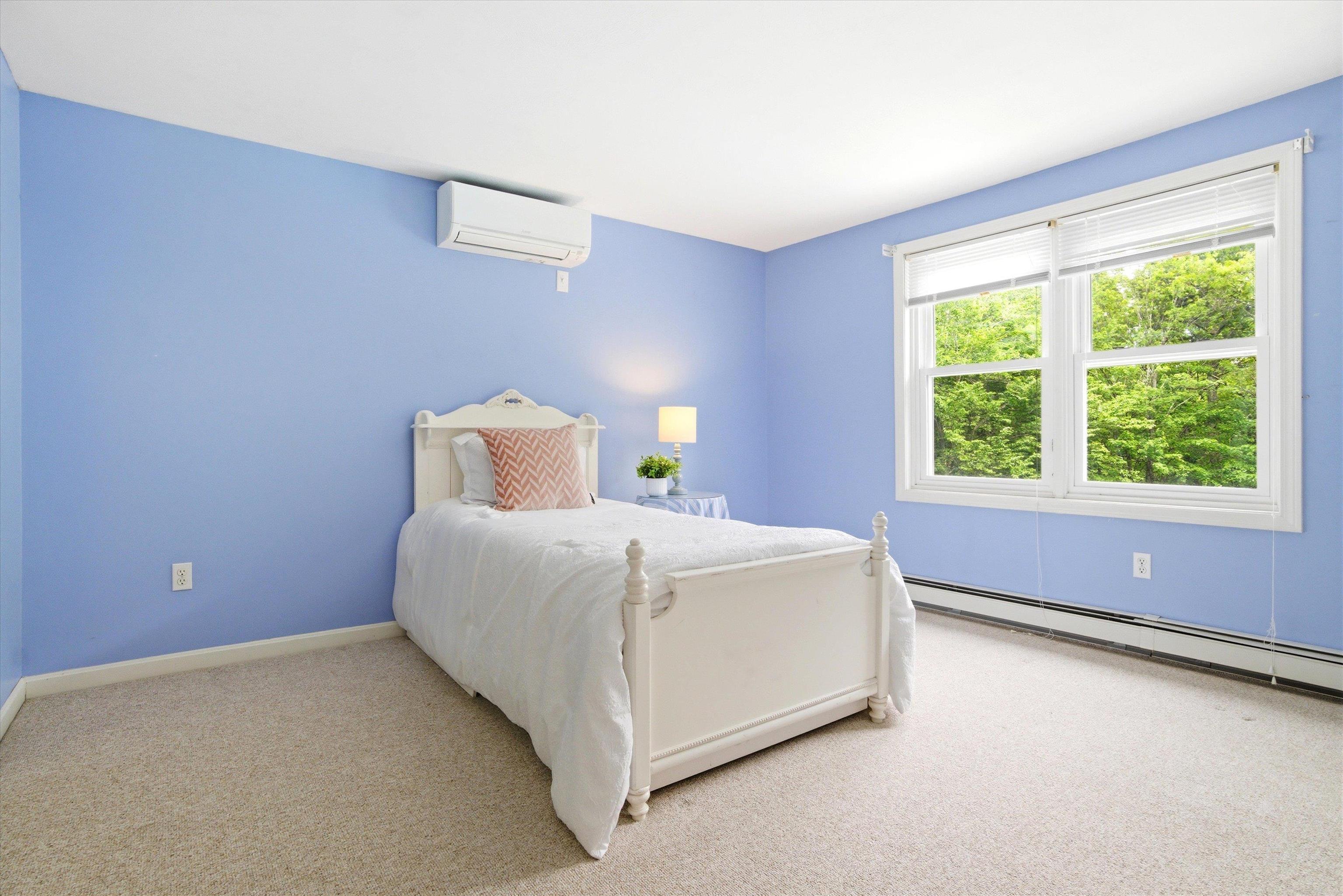 3rd bedroom - Cheerful bedroom with calming colors and sunny windows.