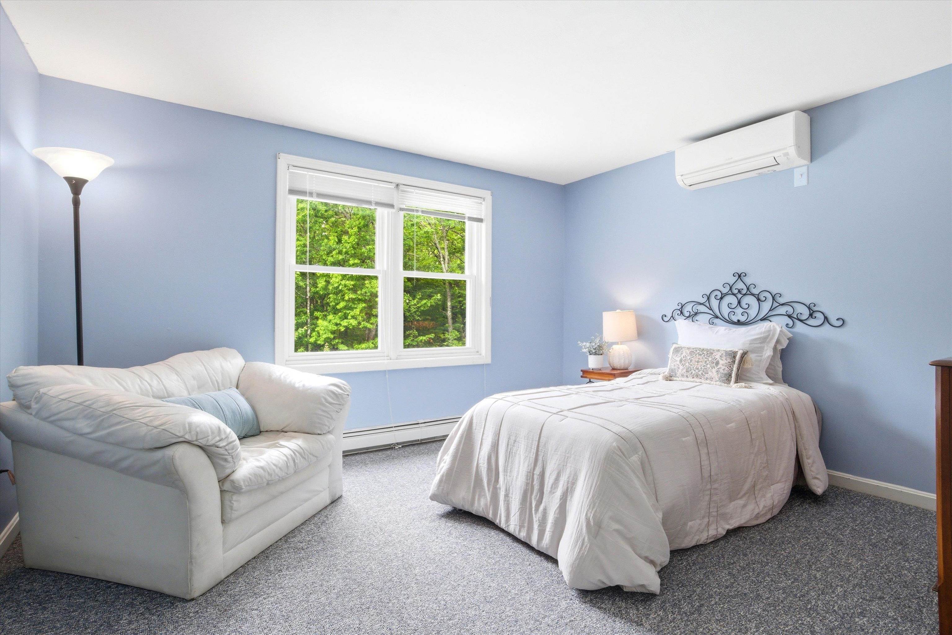 4th bedroom - Bright and welcoming bedroom perfect for family, guests, or a home office.