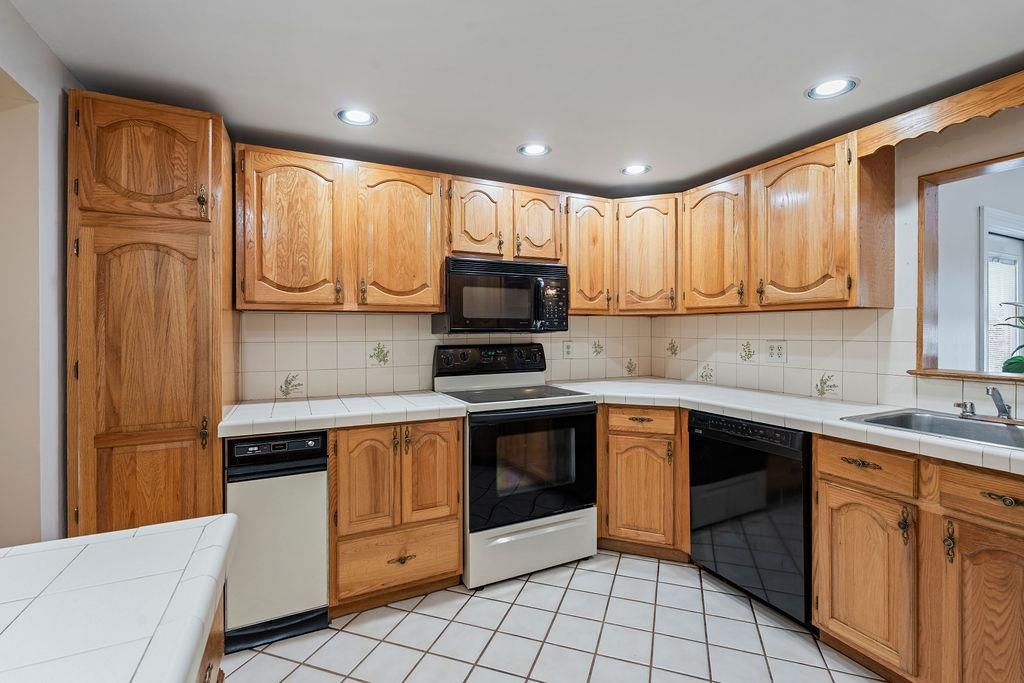 2 Harding Rd, Portsmouth, NH 03801