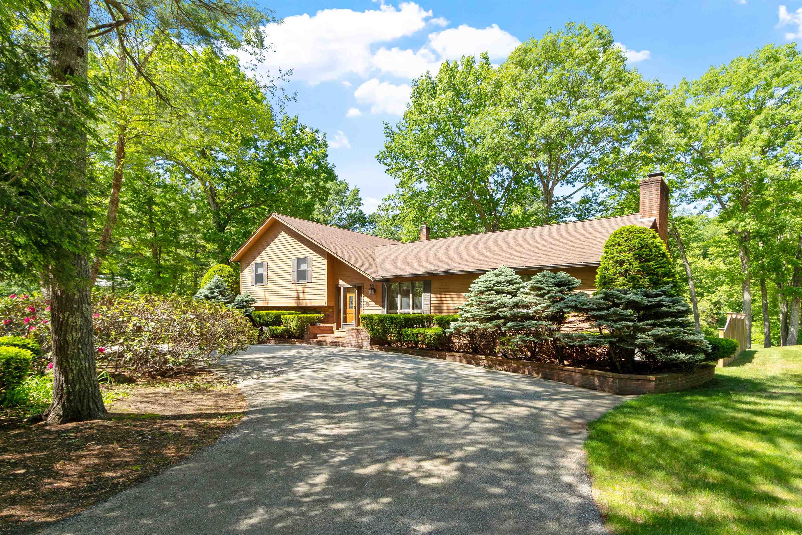 6 Weston St, Derry, NH 03038