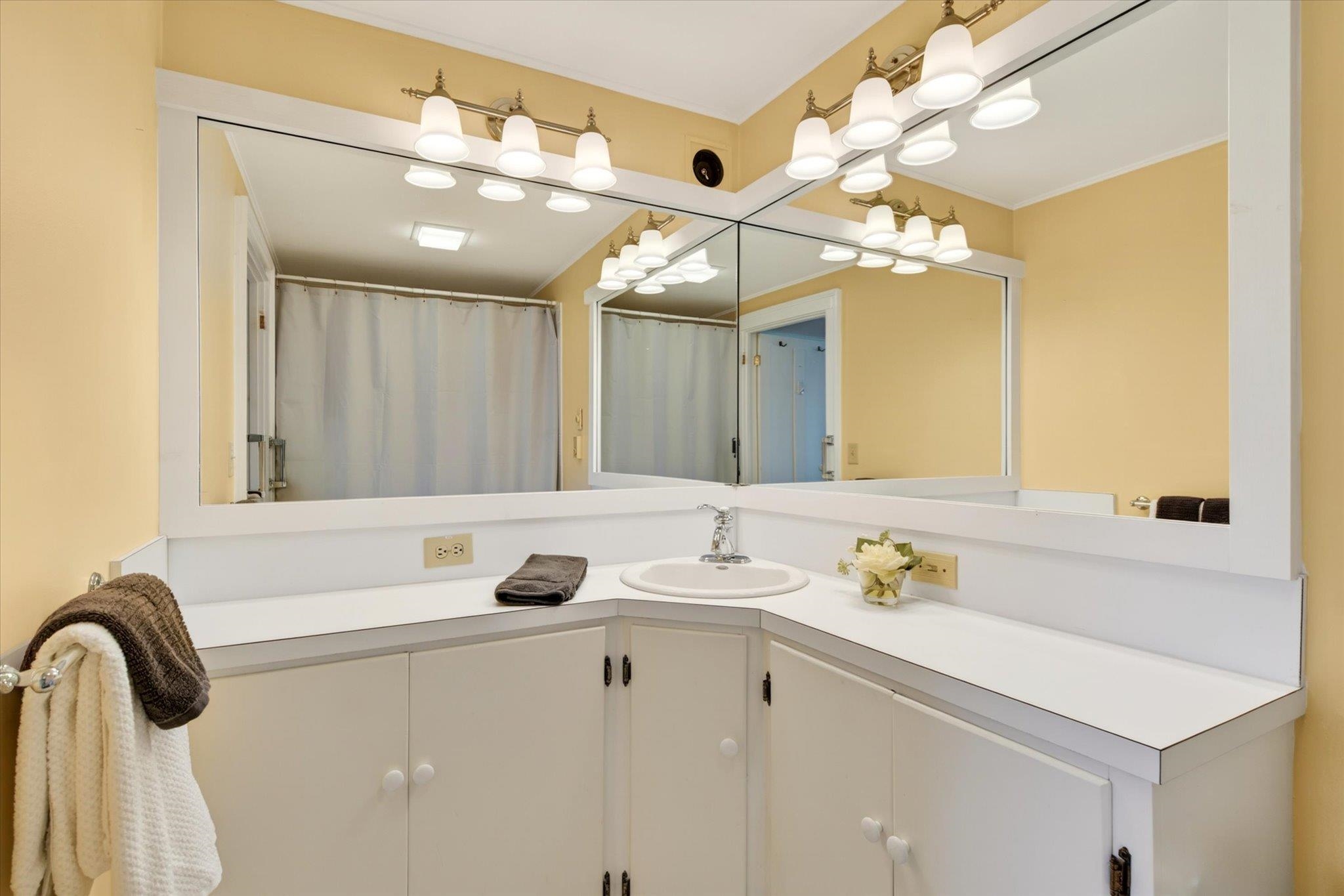 Main floor en suite full bath