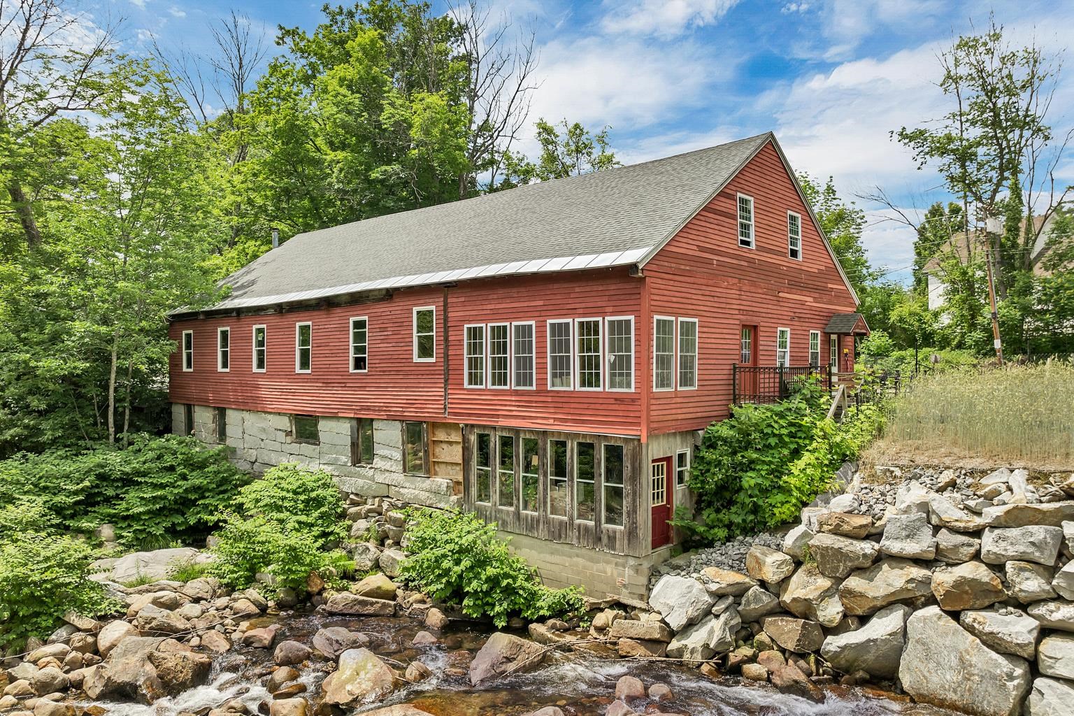 106 Water St, Rumney, NH 03266