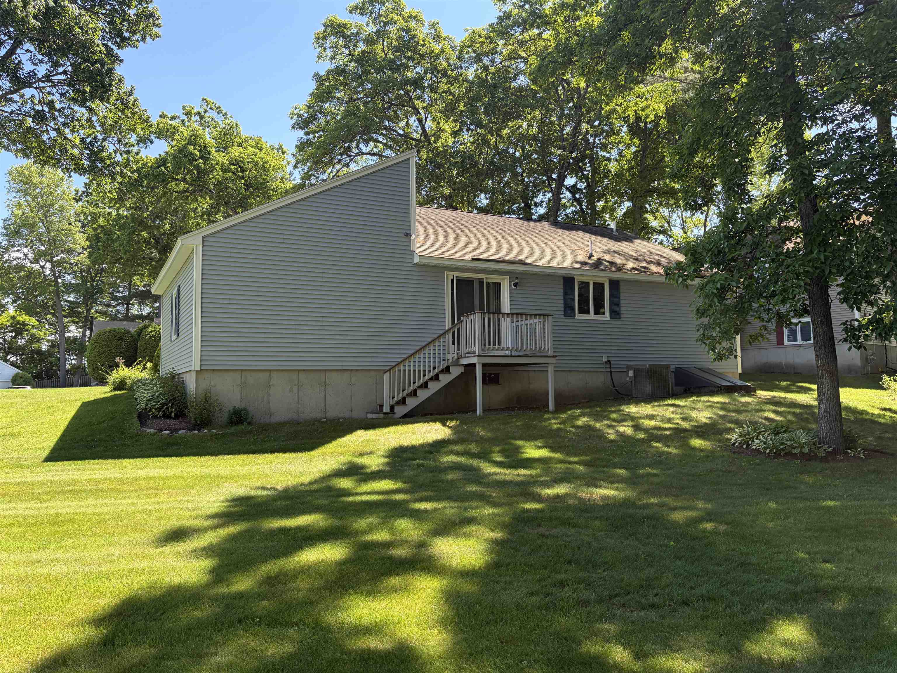 10 Jamaica Ln, Nashua, NH 03063