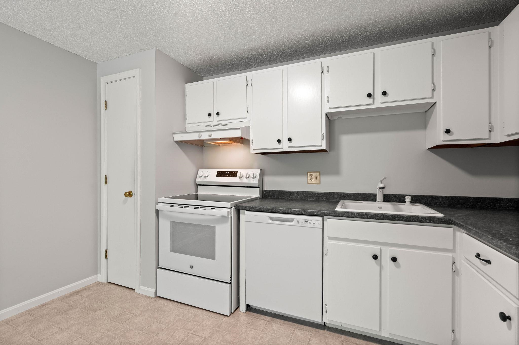 910 White Cedar Blvd, Portsmouth, NH 03801