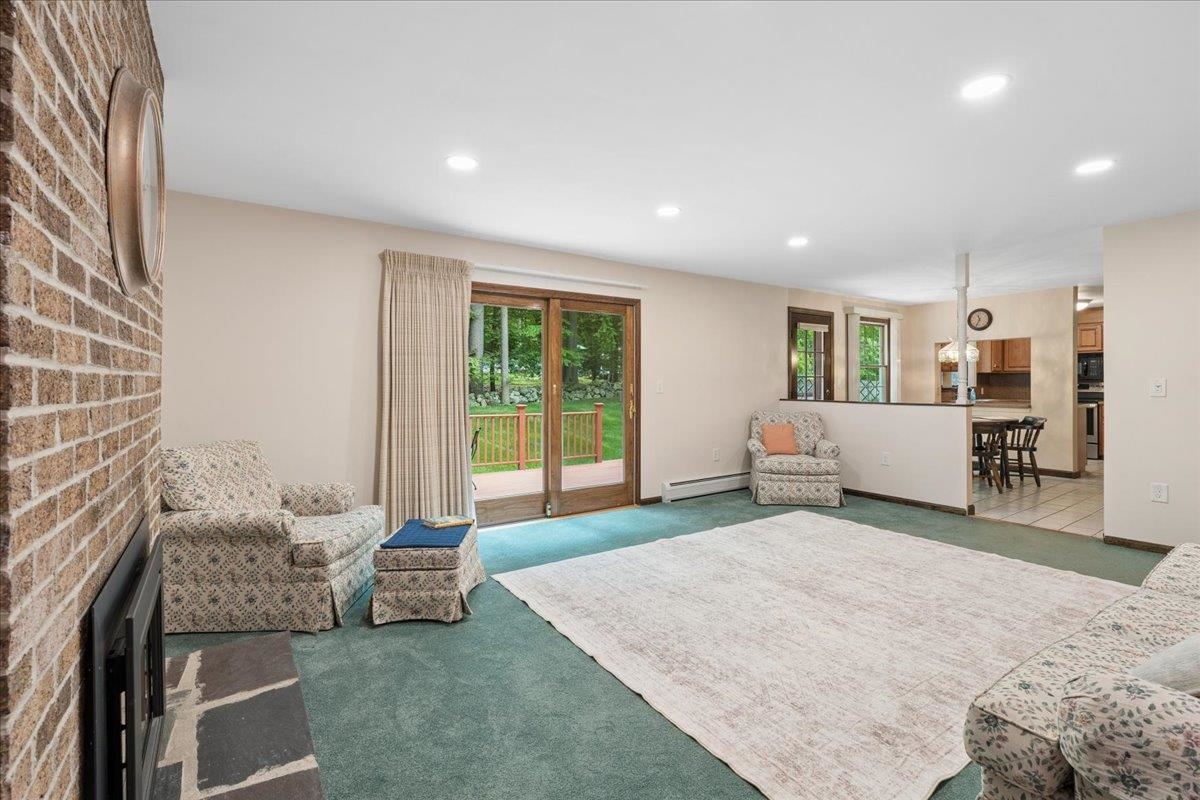11 Parkhurst Dr, Hudson, NH 03051