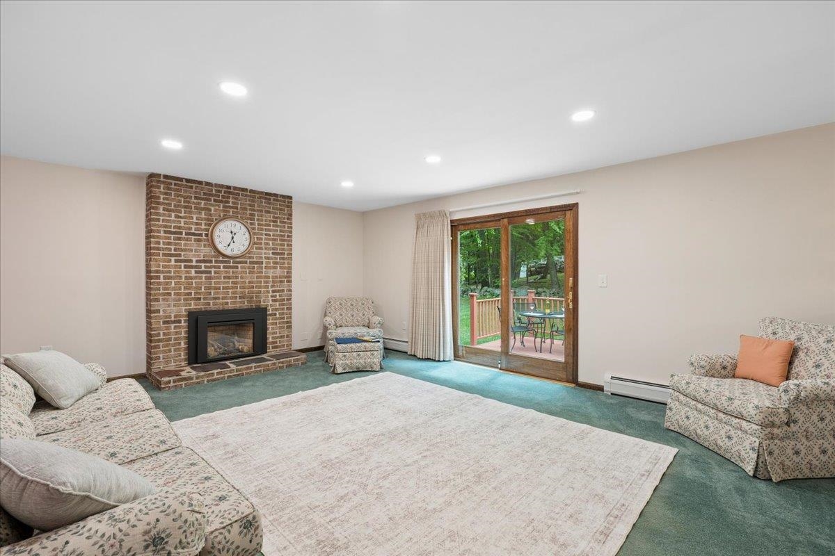 11 Parkhurst Dr, Hudson, NH 03051