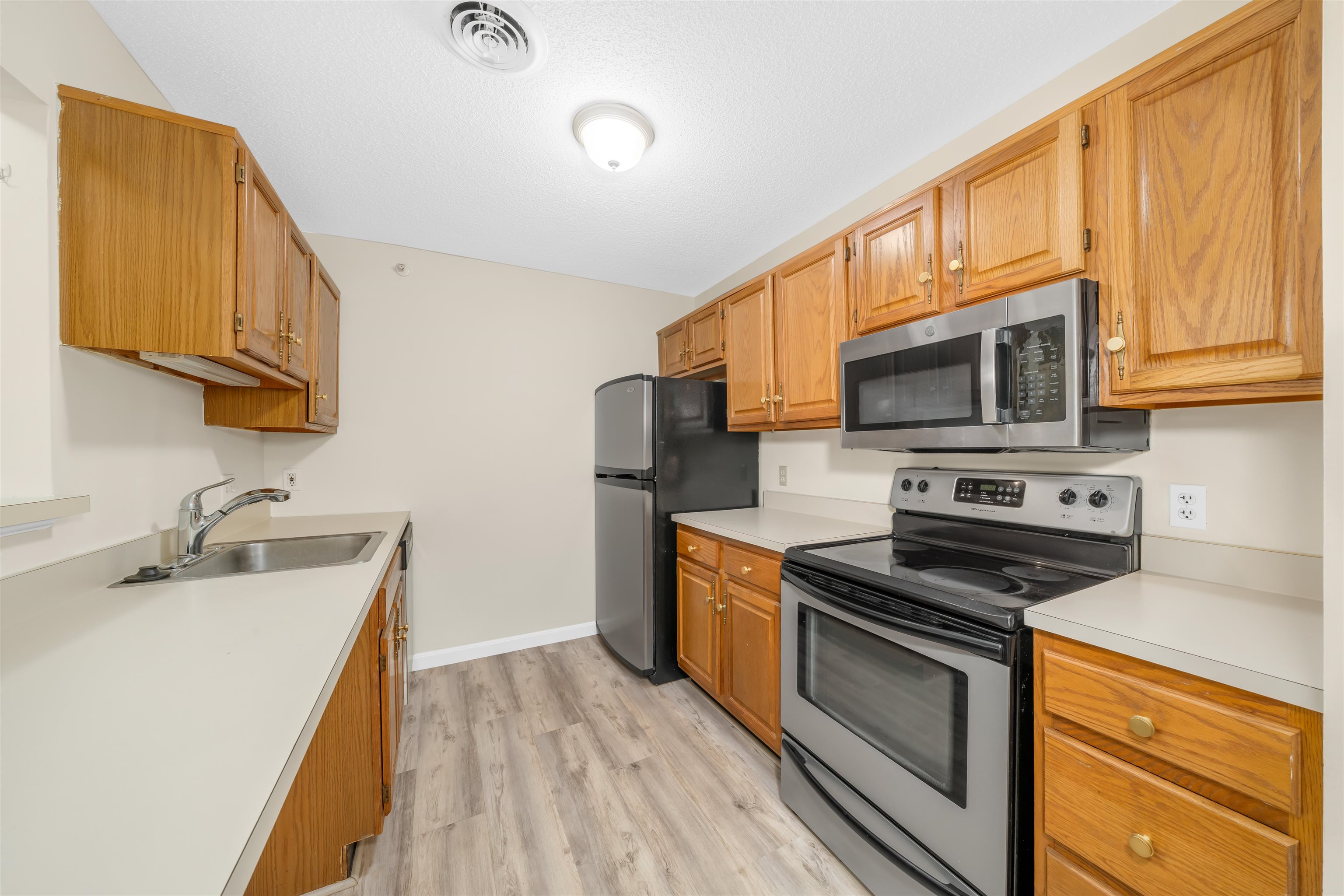 3 Bartemus Trl #202, Nashua, NH 03063
