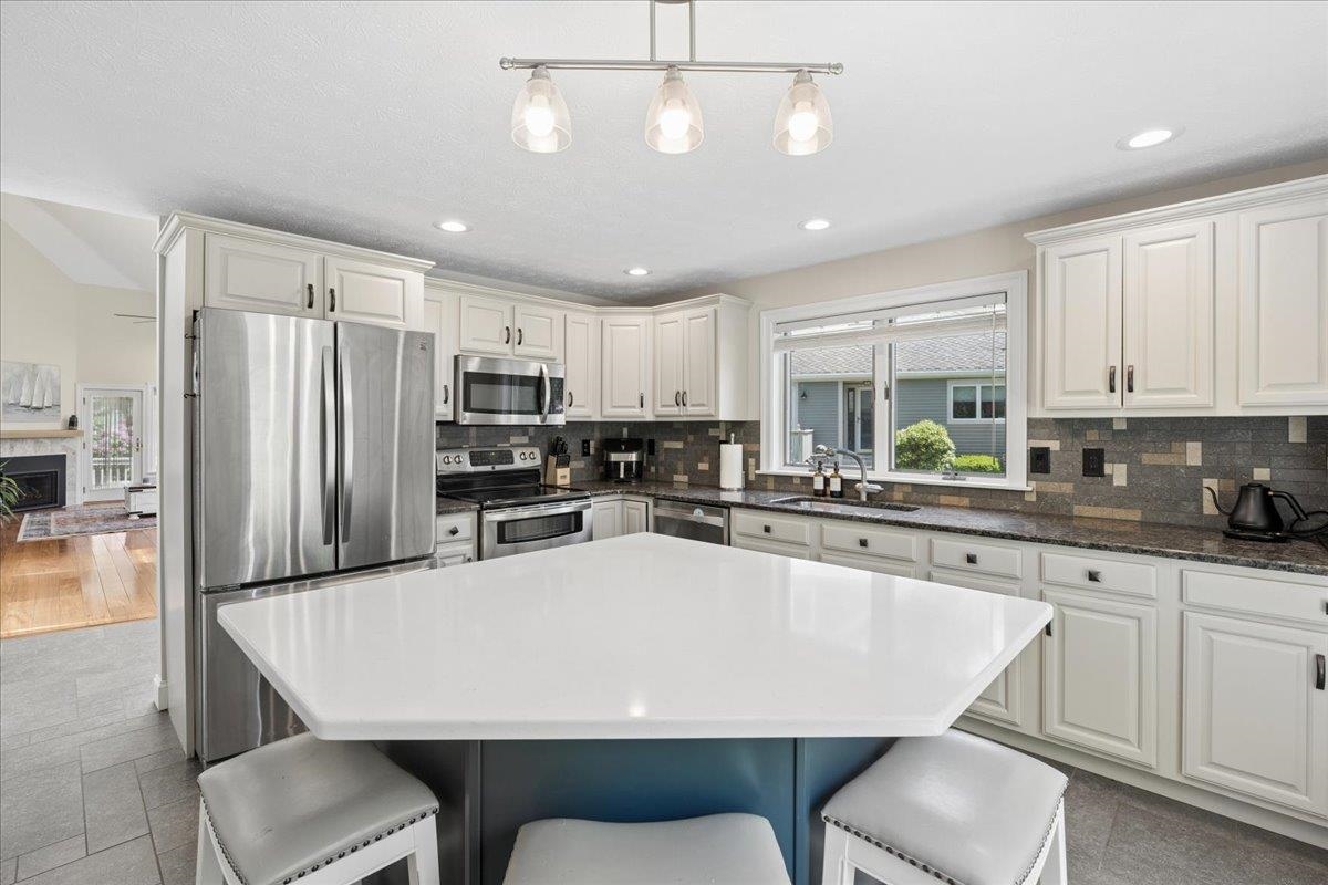 110 Hawthorne Village Rd, Nashua, NH 03062