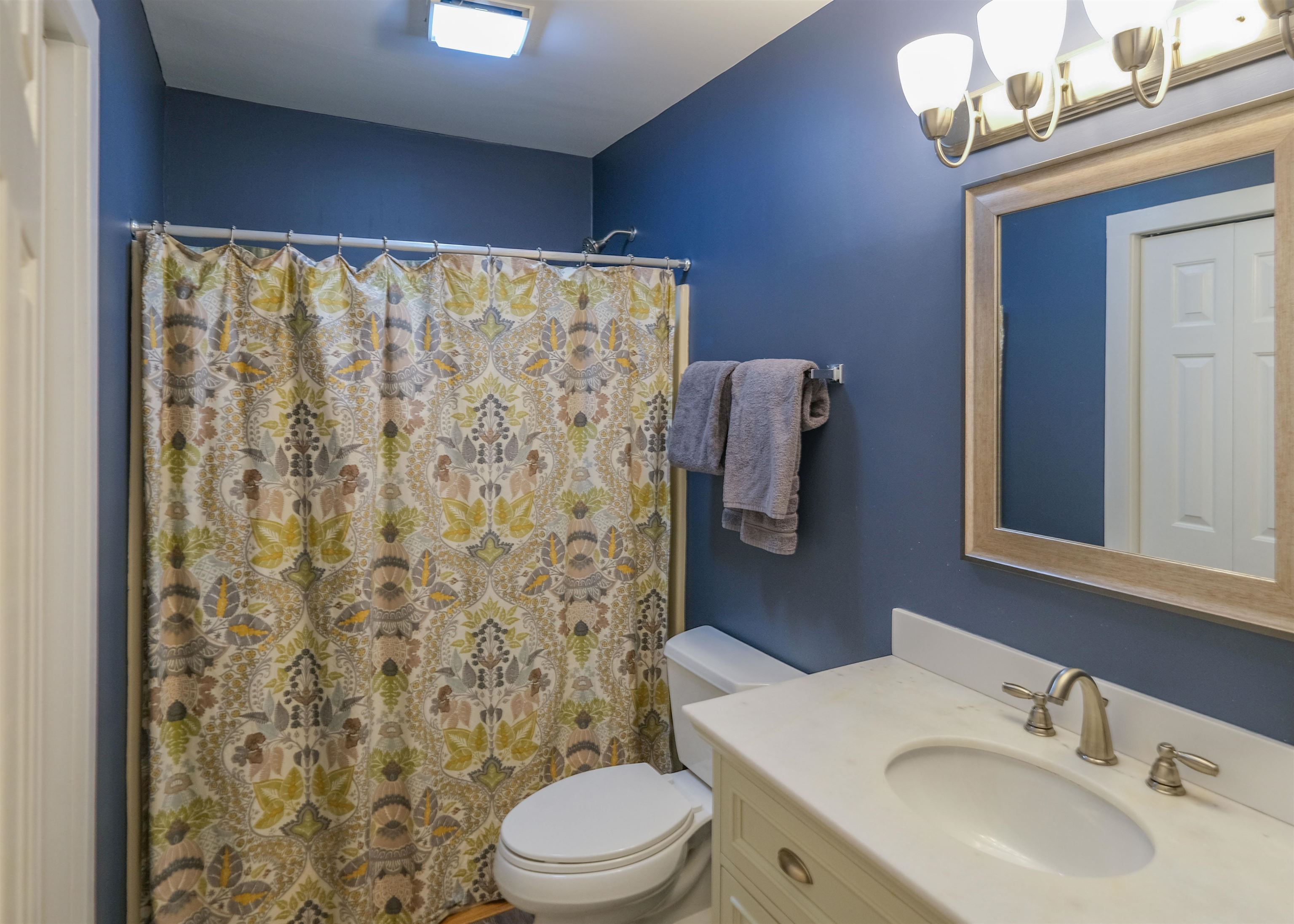Full bath on main floor 25472049