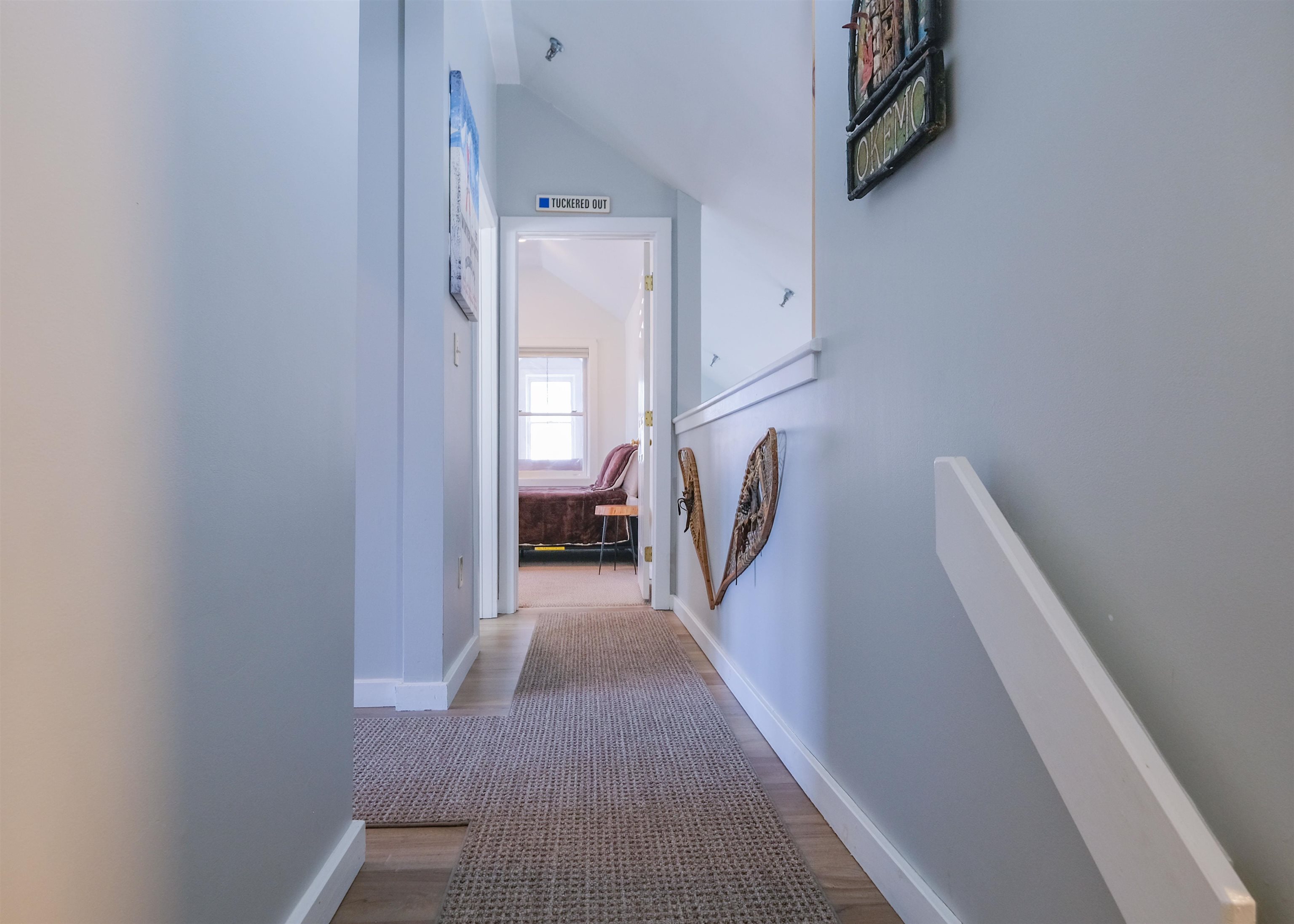 Top floor hallway 25472053