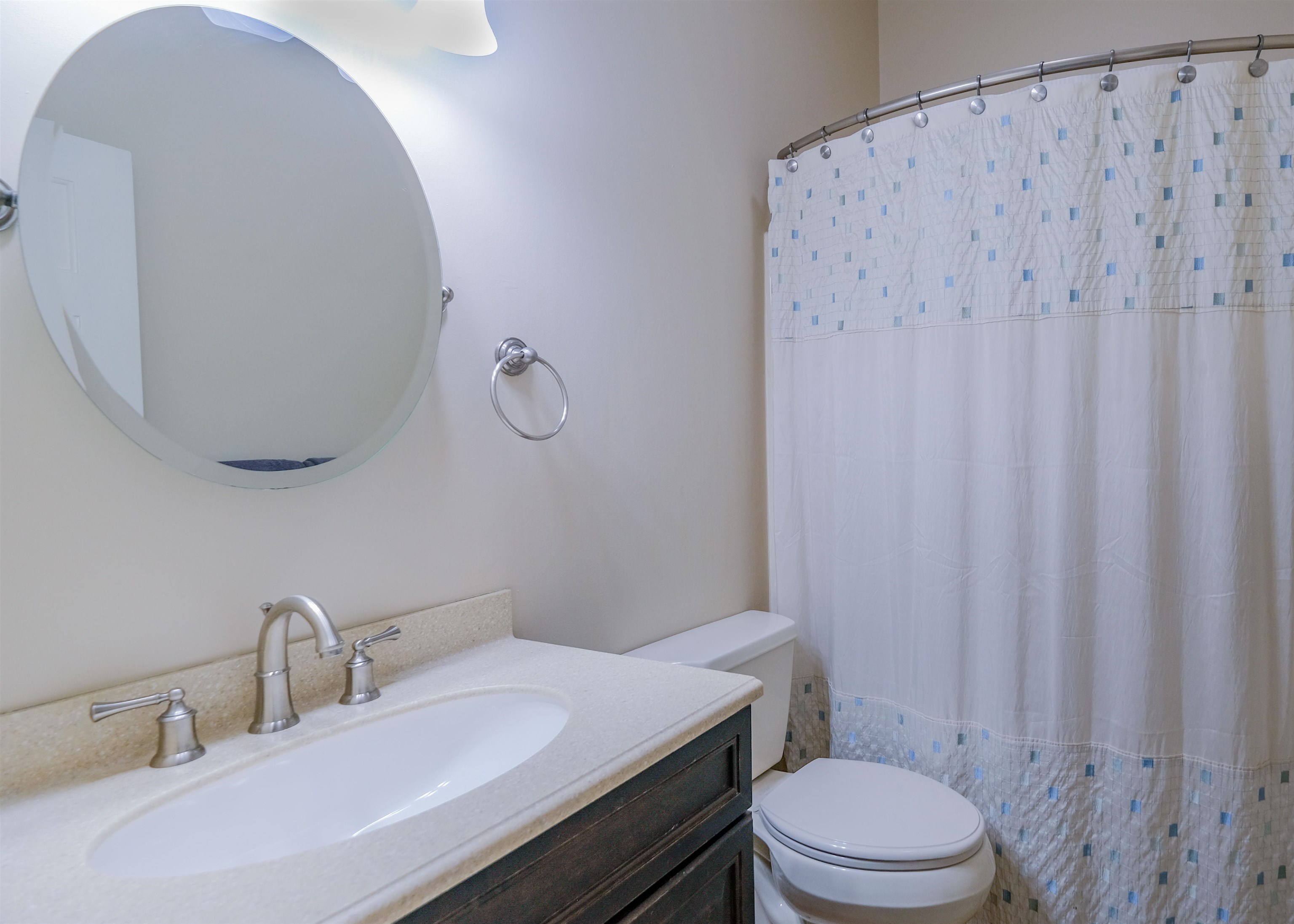 Full bathroom on top floor 25472058