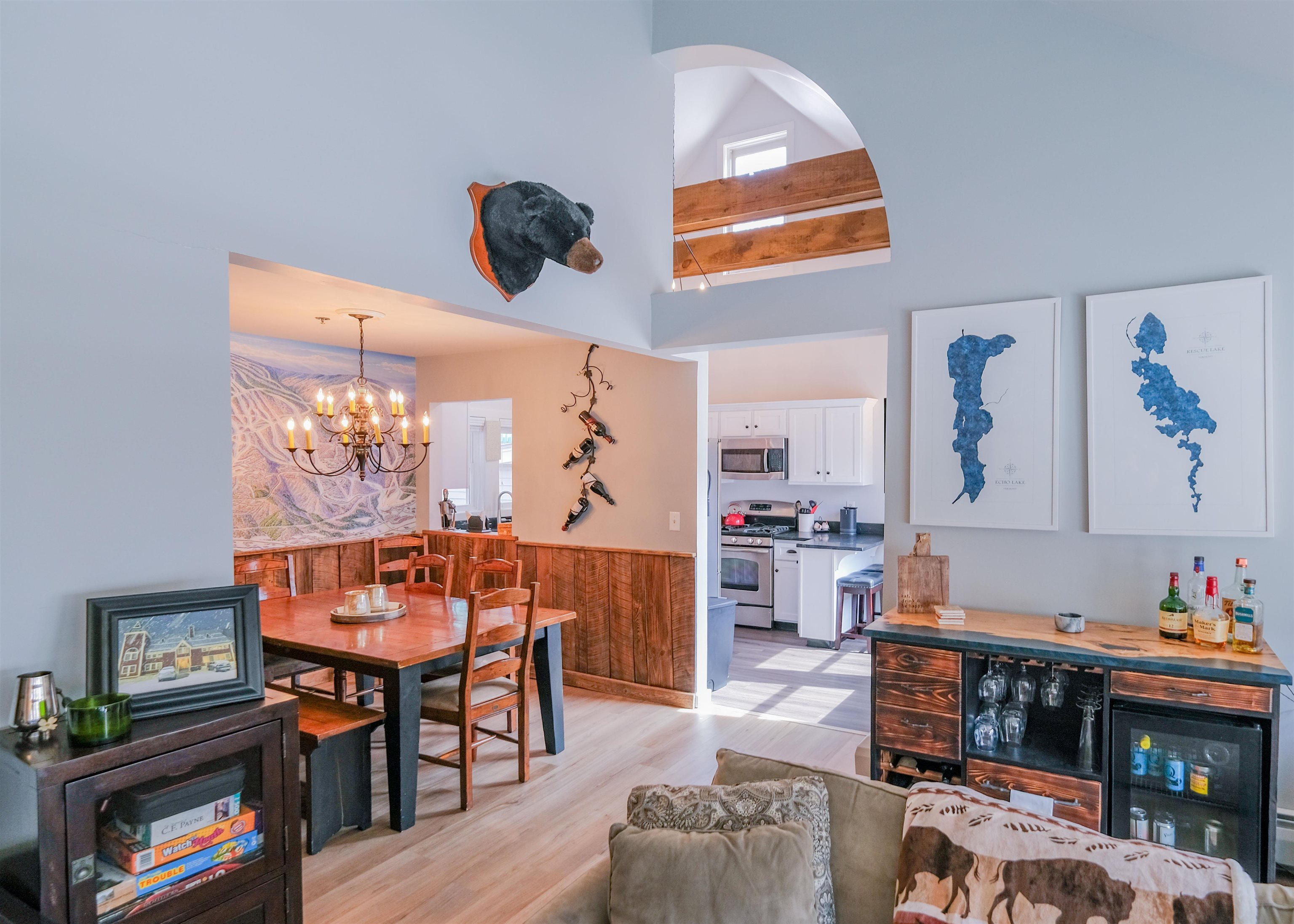 Dining area into the Kitchen 25472043