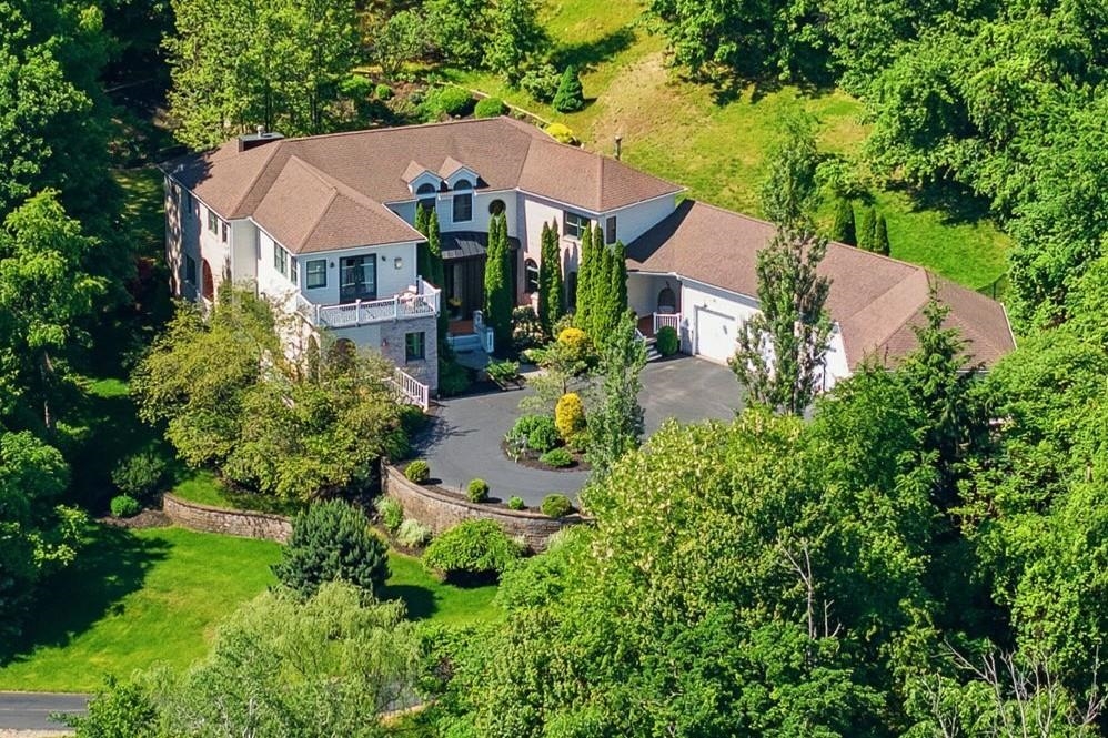 15 Chardonnay Ter, Bedford, NH 03110