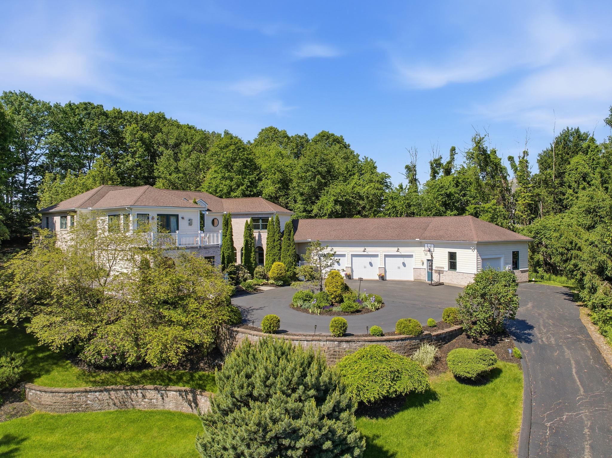 15 Chardonnay Ter, Bedford, NH 03110