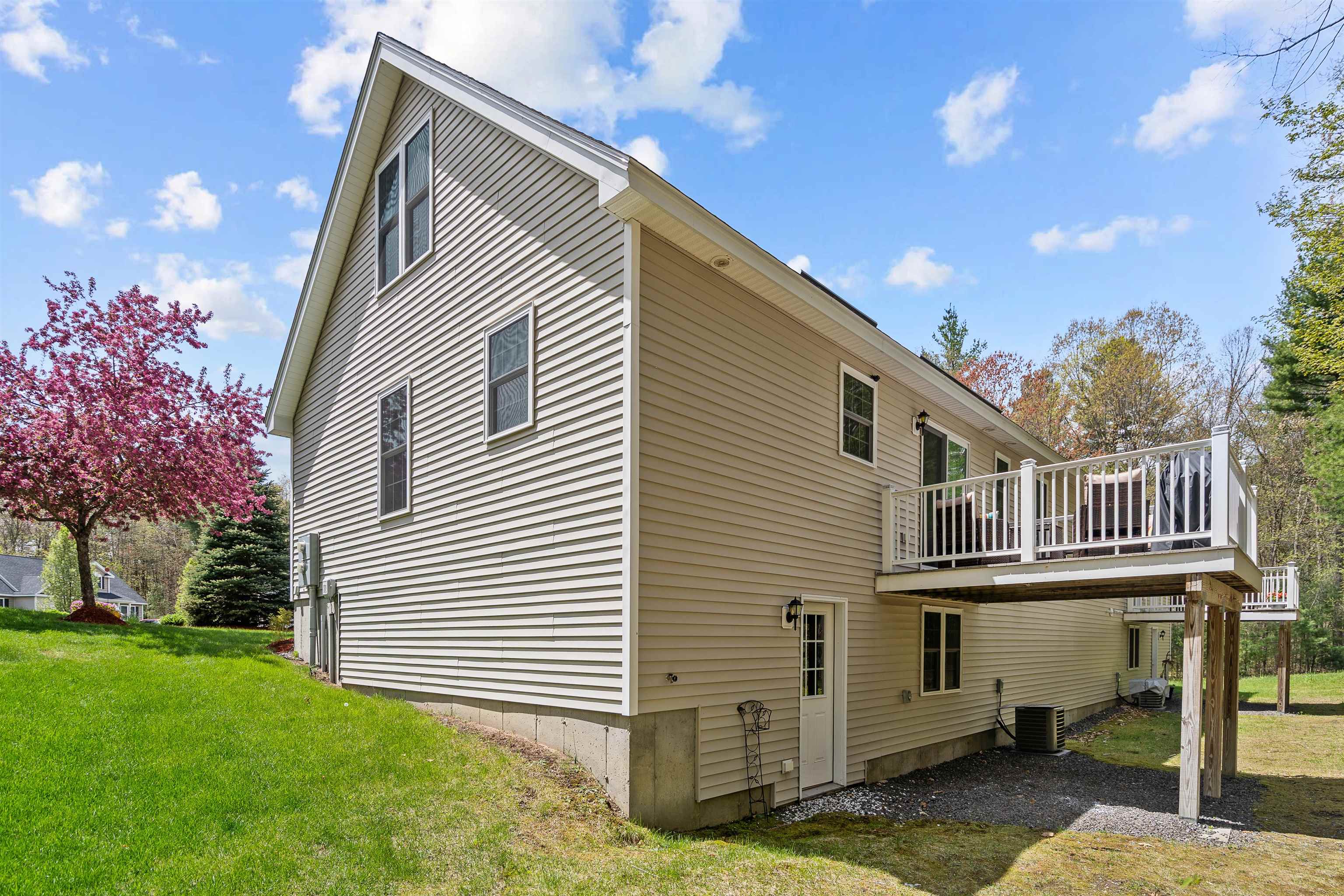 19 Candle Ridge Cir, Litchfield, NH 03052