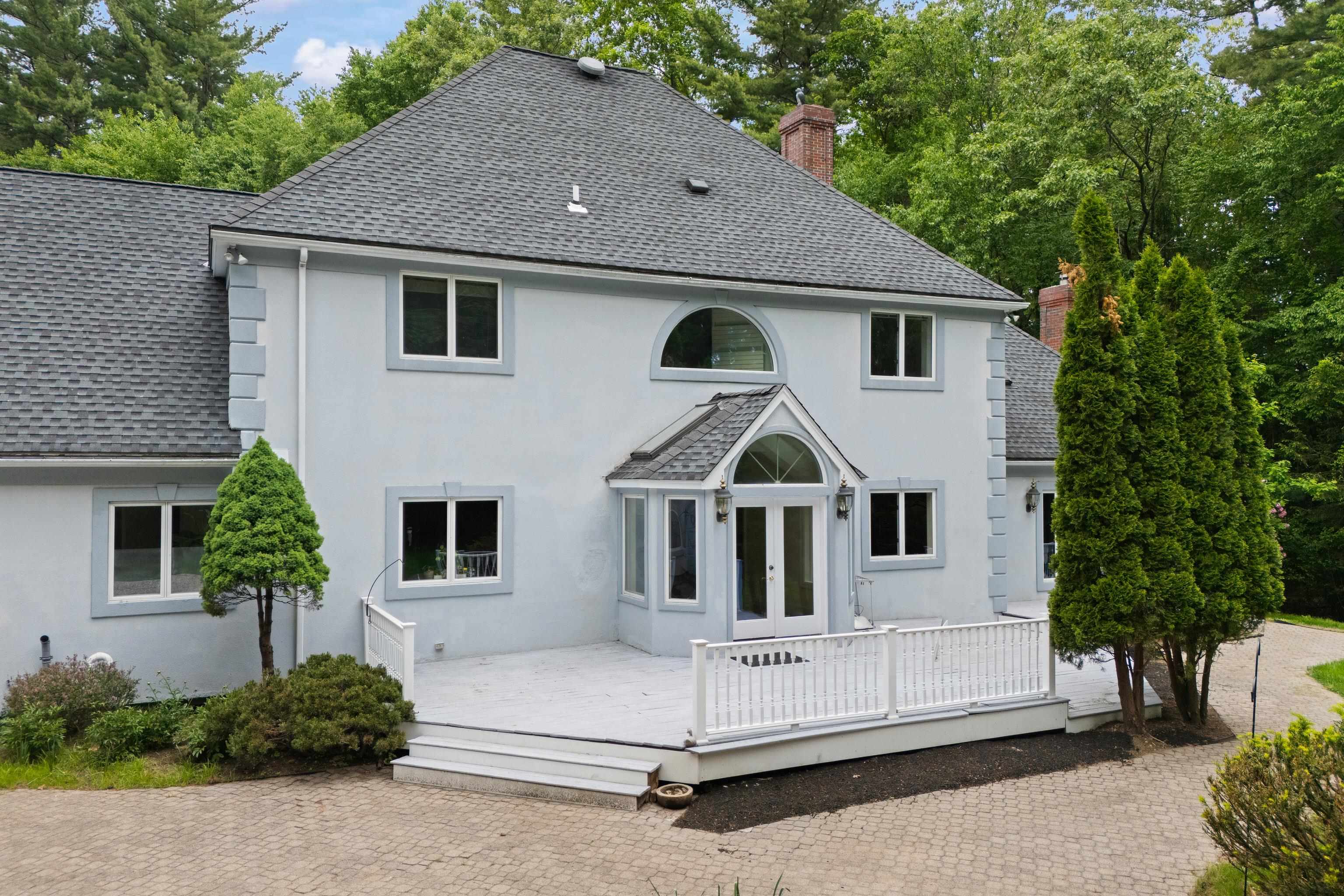 3 Oak Ln, Stratham, NH 03885