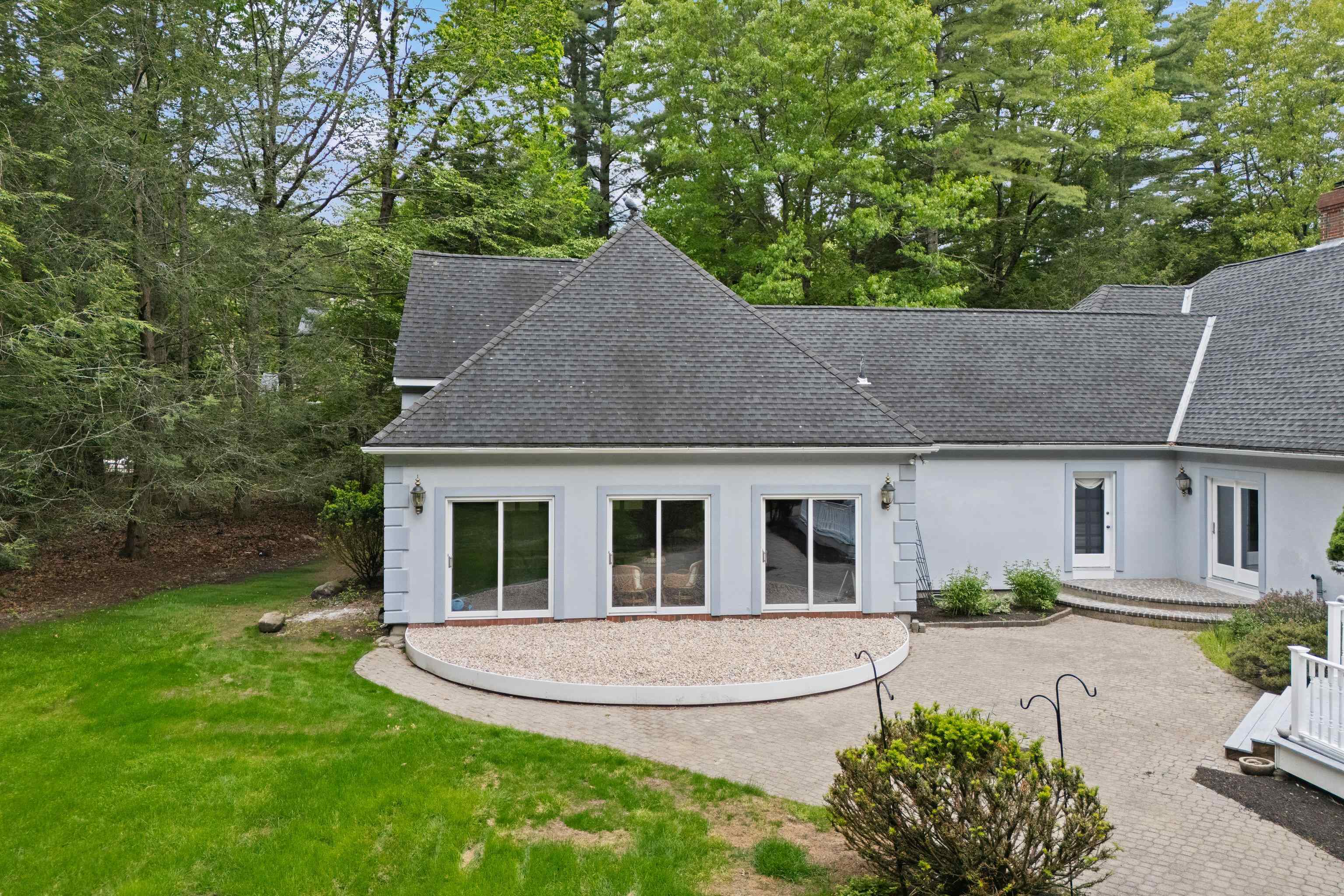 3 Oak Ln, Stratham, NH 03885