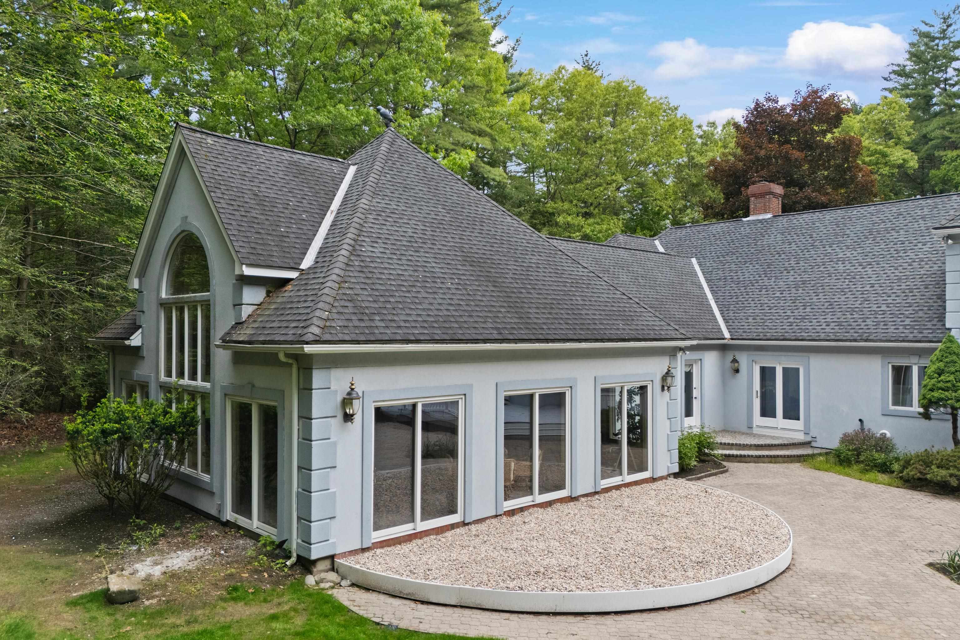 3 Oak Ln, Stratham, NH 03885