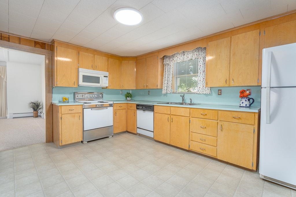54 Maple St, Rochester, NH 03867