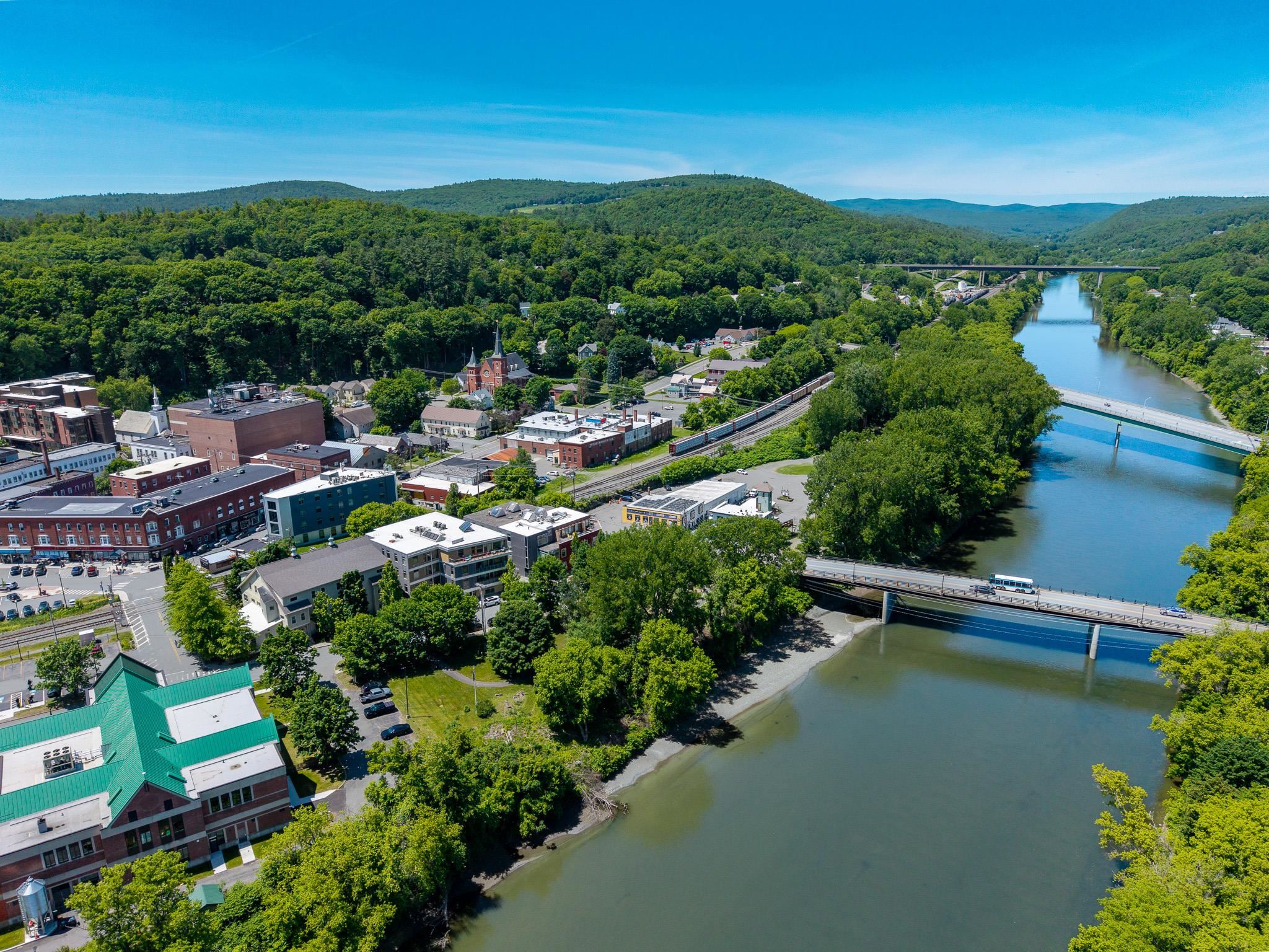 Aerial shot of the building and park that sits on the river 25488564
