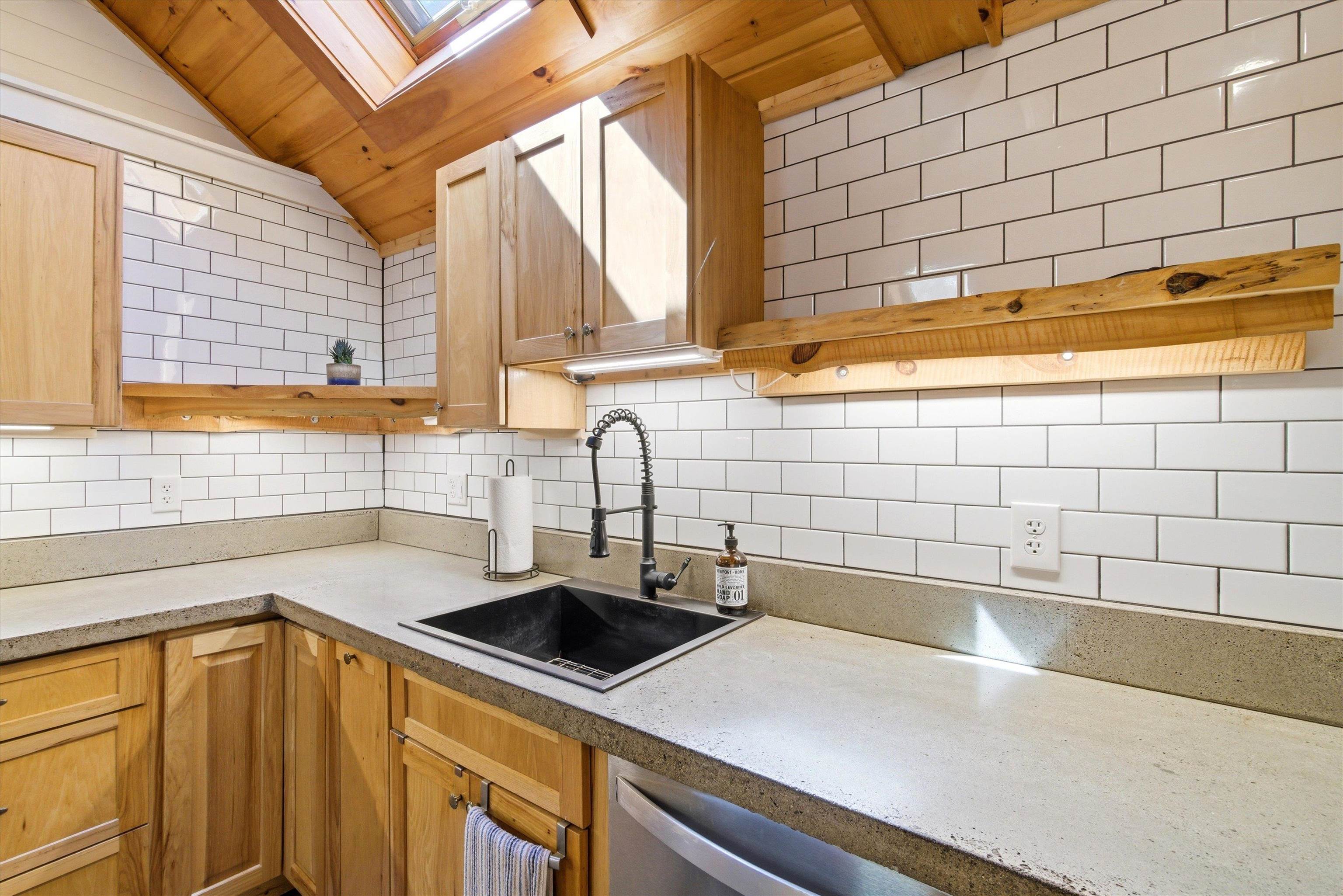 18 Third St, Windham, NH 03087