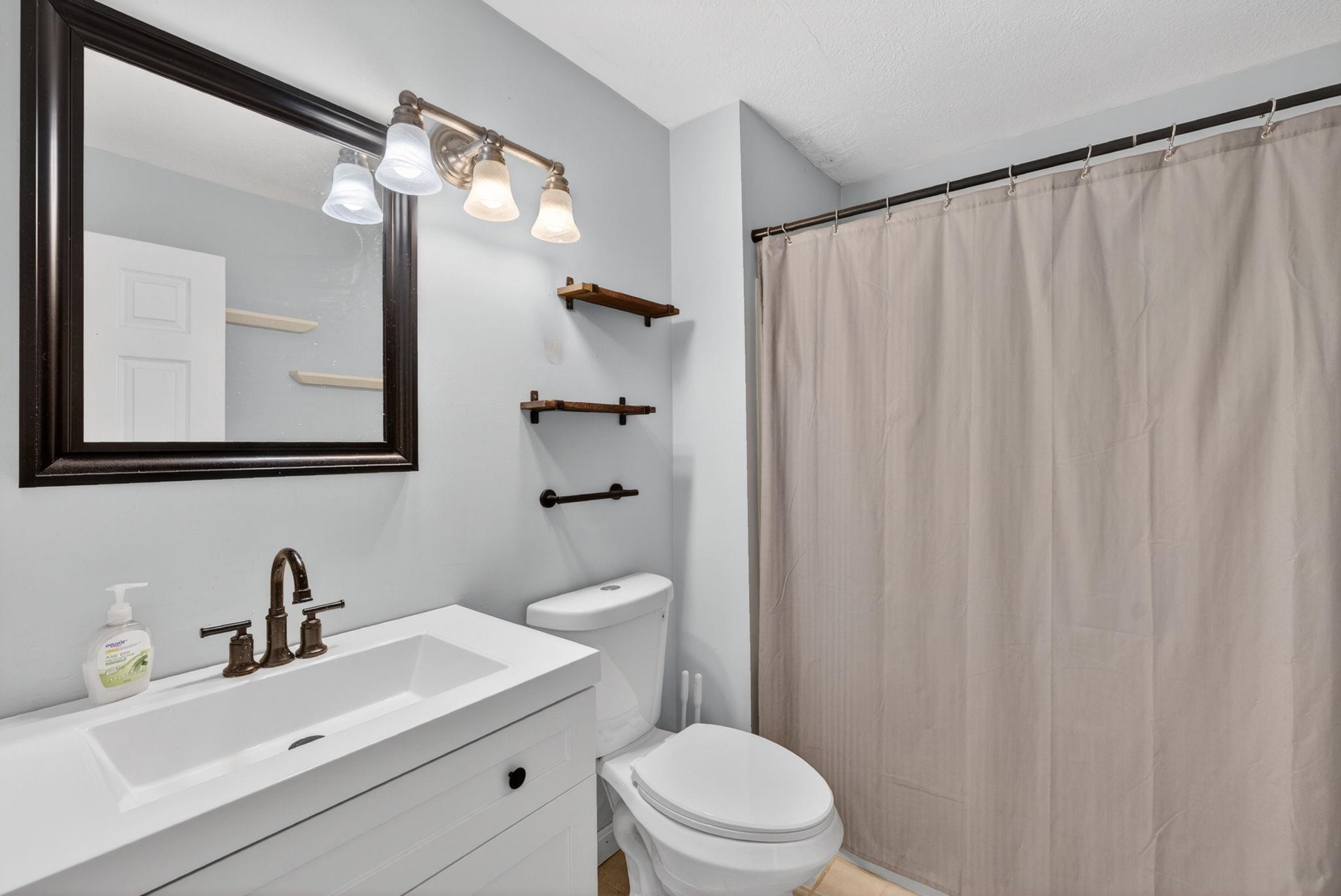 12 Timberwood Dr #302, Goffstown, NH 03045