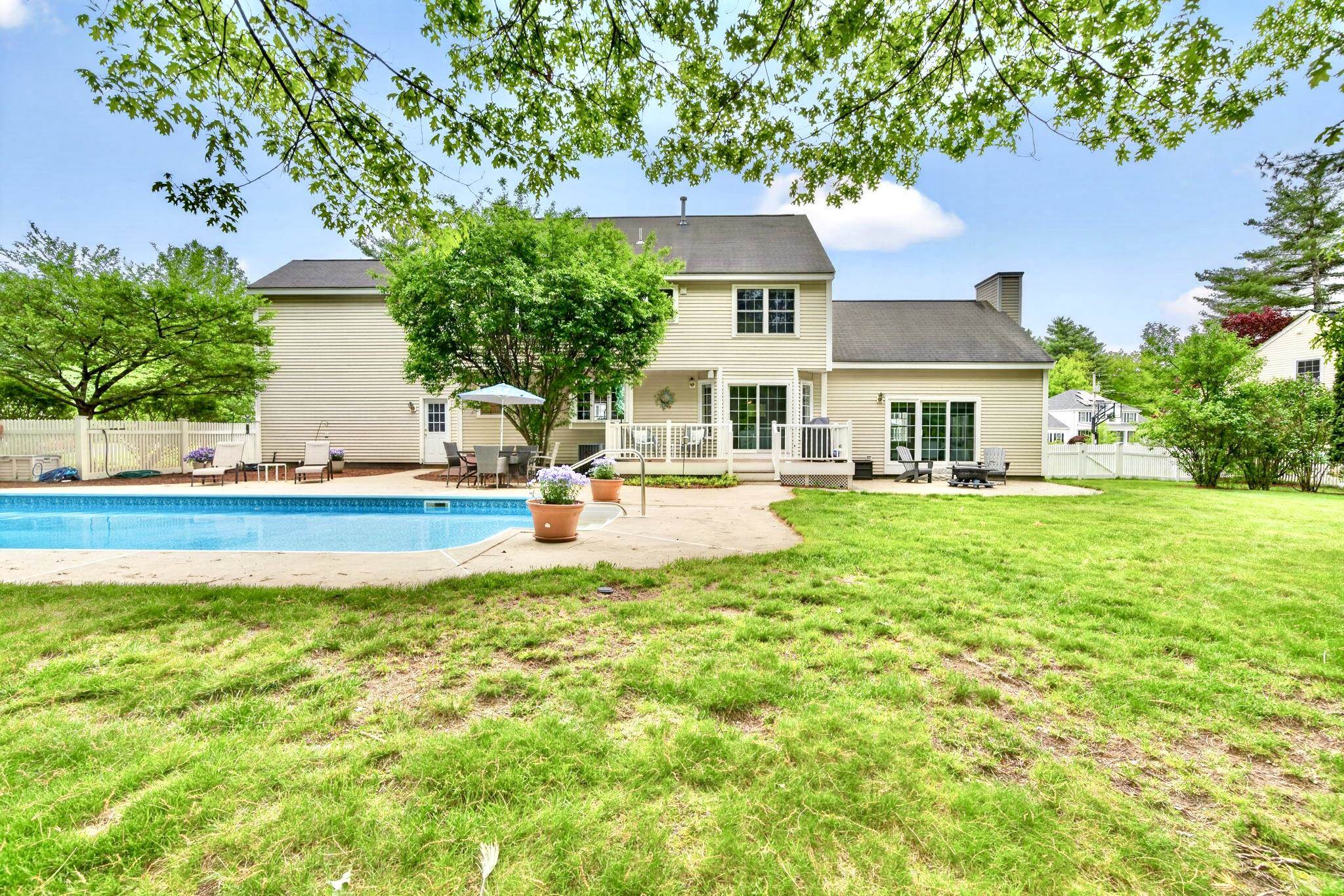 8 Sandstone Dr, Nashua, NH 03063