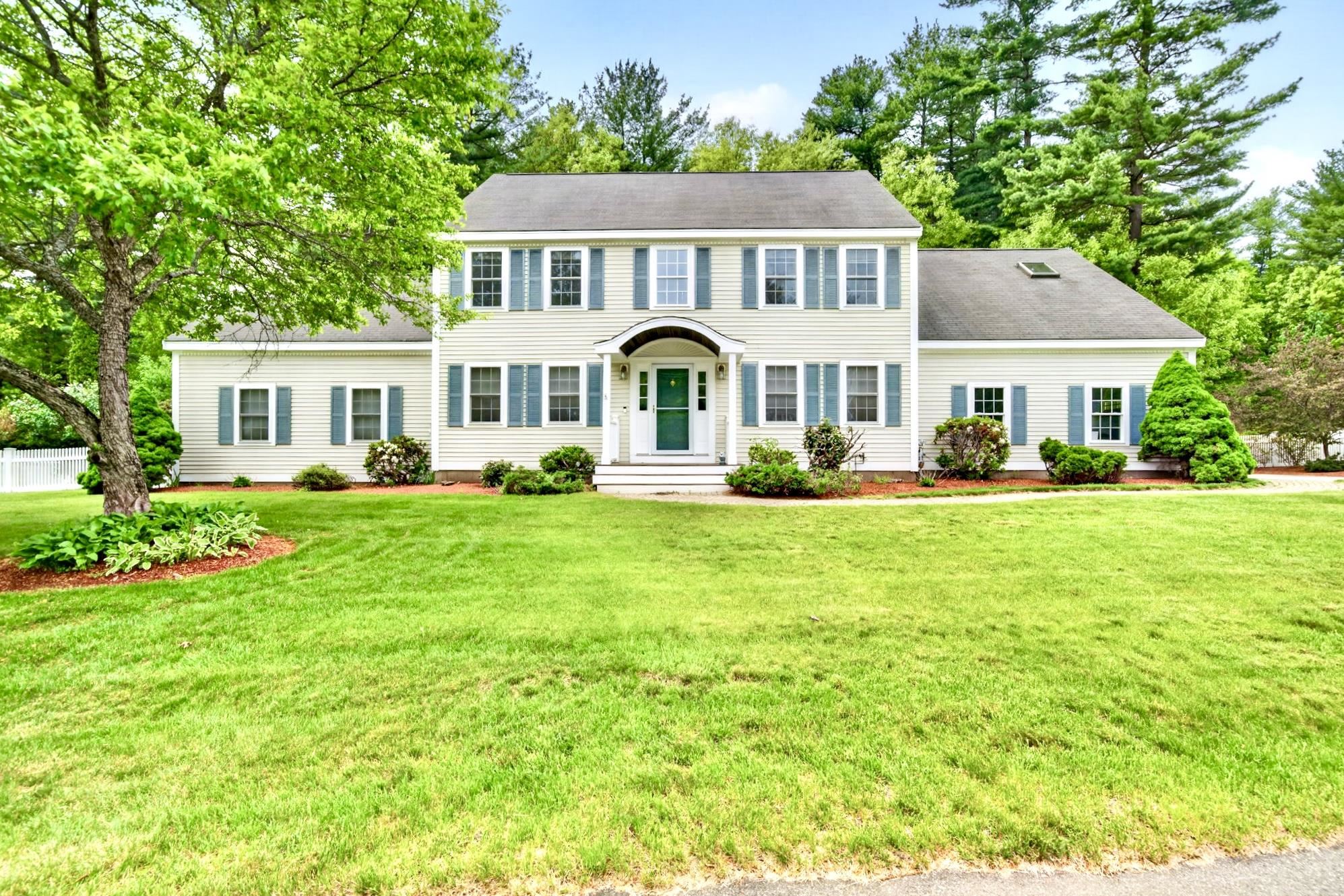 8 Sandstone Dr, Nashua, NH 03063