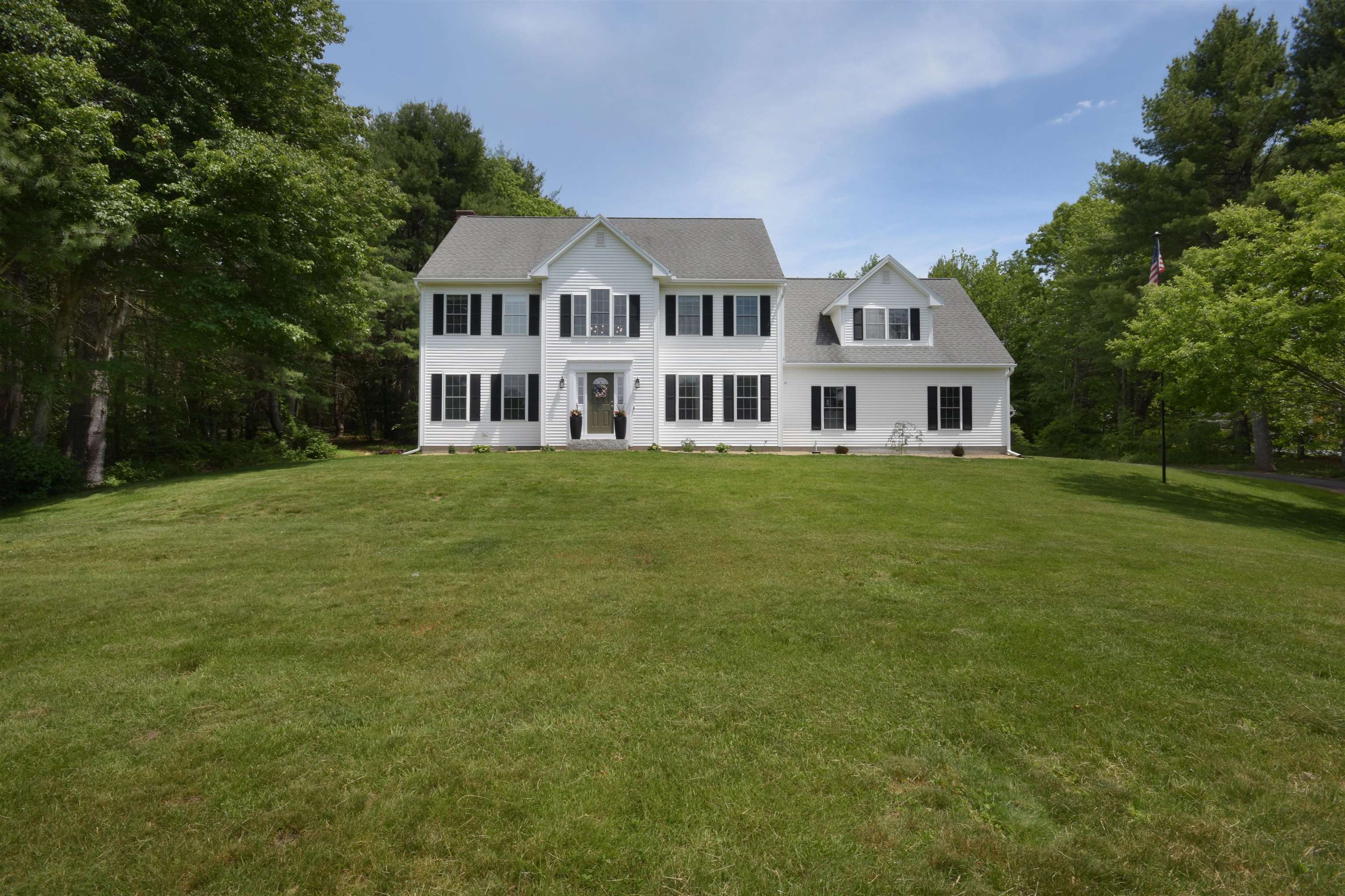 2 Chelsea Dr, Bow, NH 03304