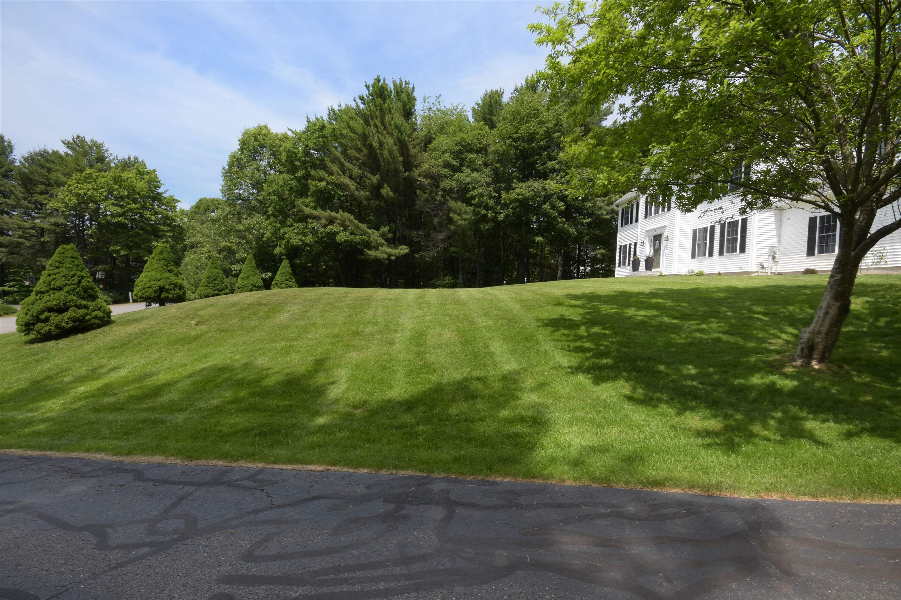 2 Chelsea Dr, Bow, NH 03304